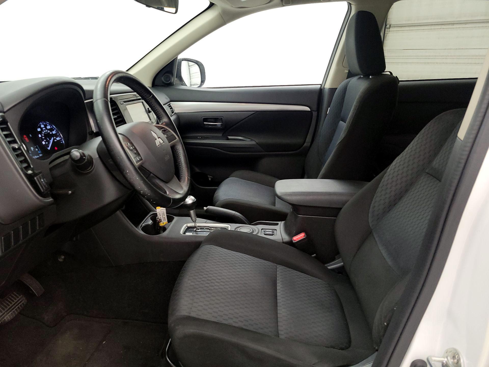 Thumbnail: 2014 Mitsubishi Outlander - 11