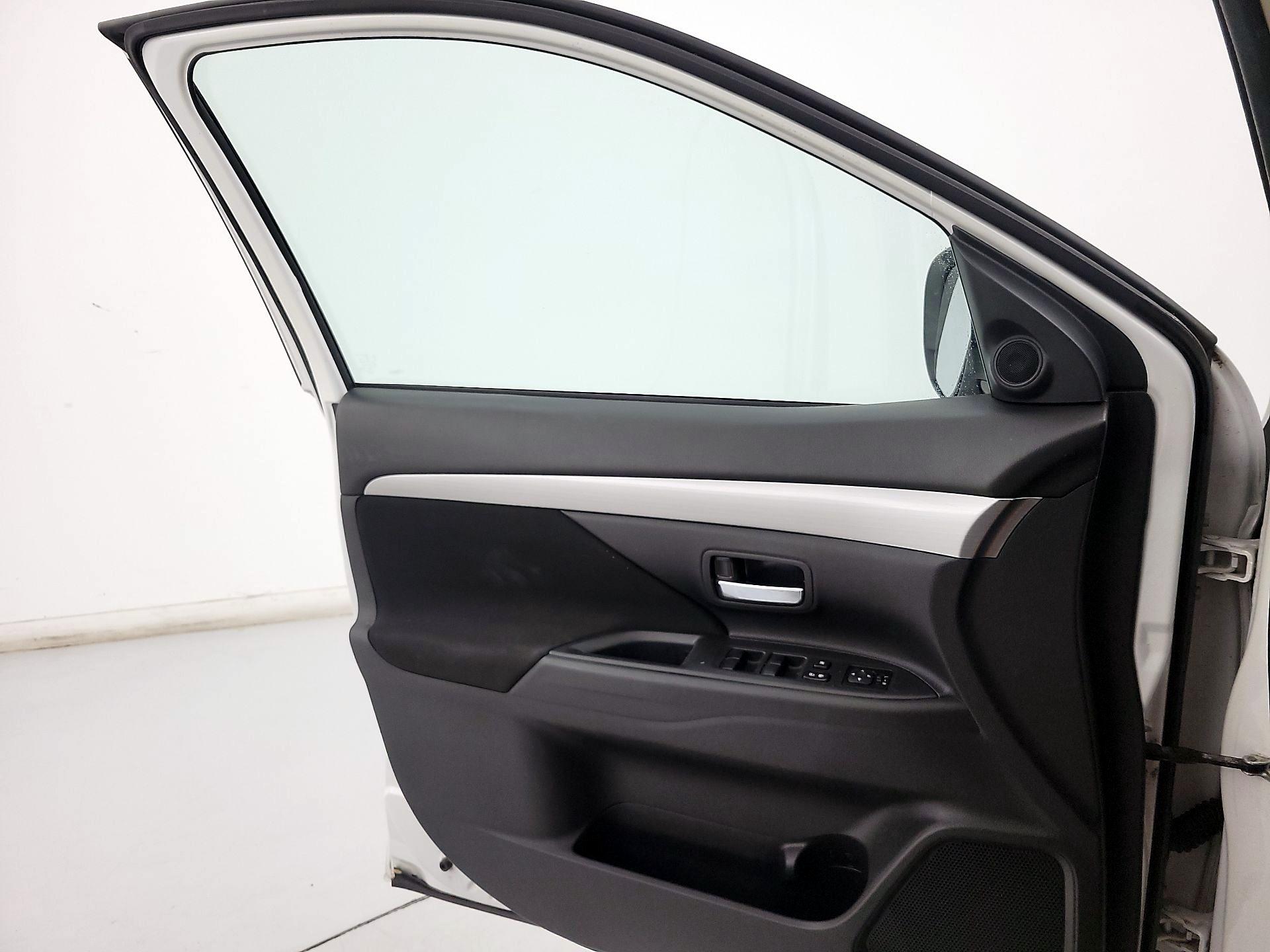 Thumbnail: 2014 Mitsubishi Outlander - 12