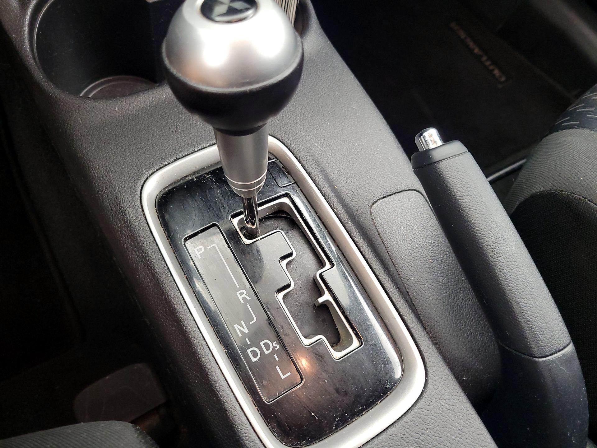Thumbnail: 2014 Mitsubishi Outlander - 15