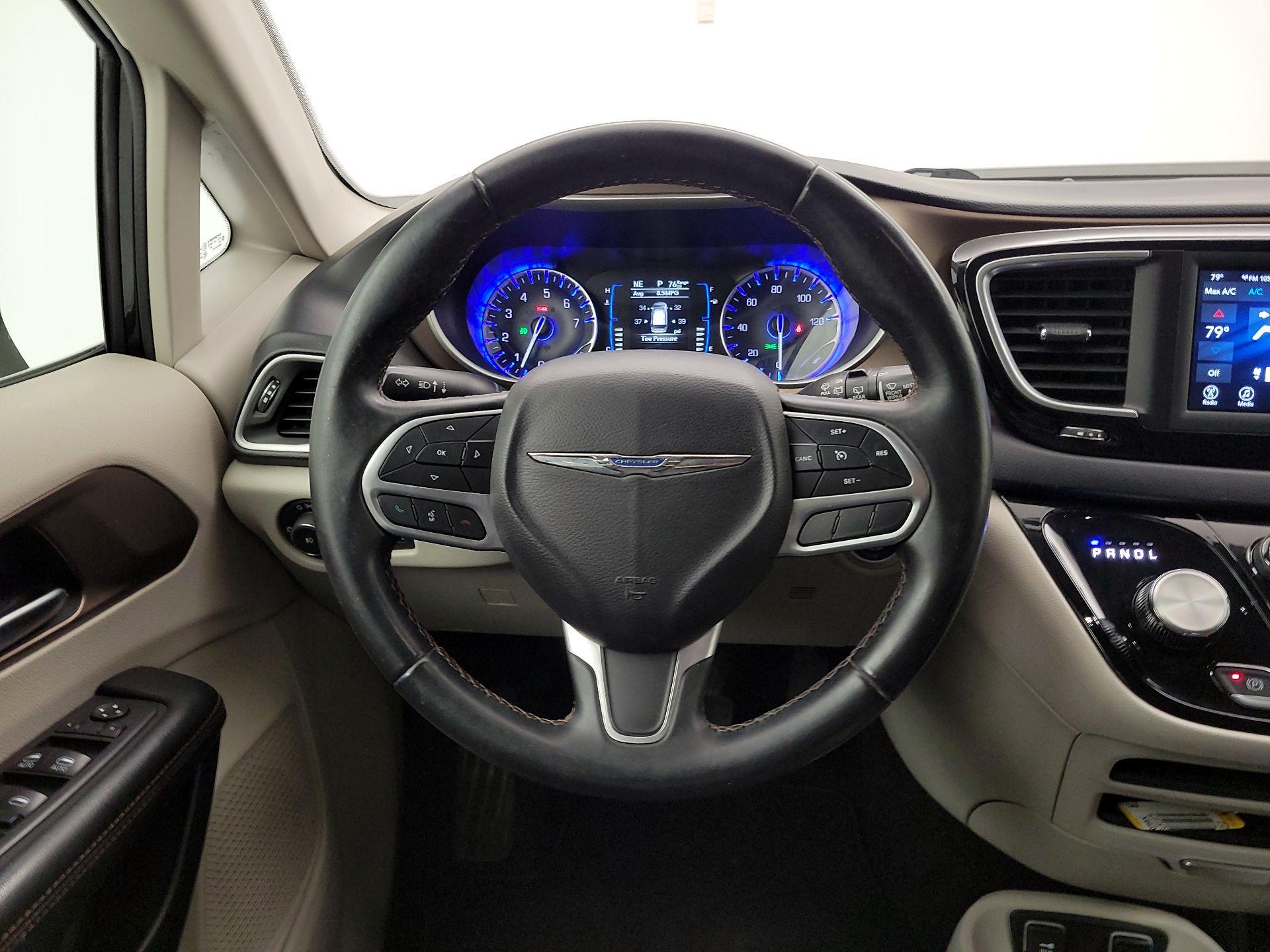 Thumbnail: 2018 Chrysler Pacifica - 10