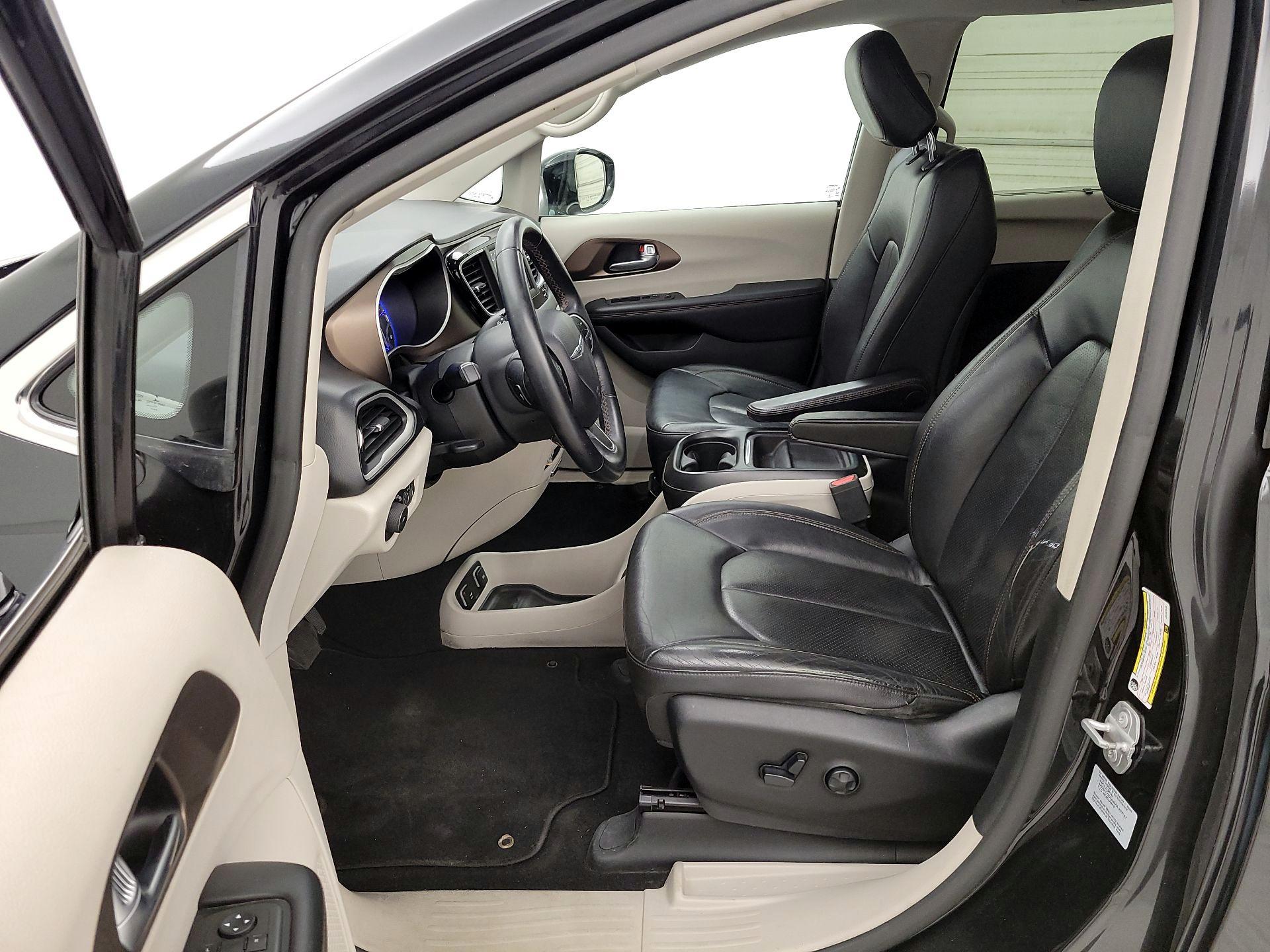 Thumbnail: 2018 Chrysler Pacifica - 11