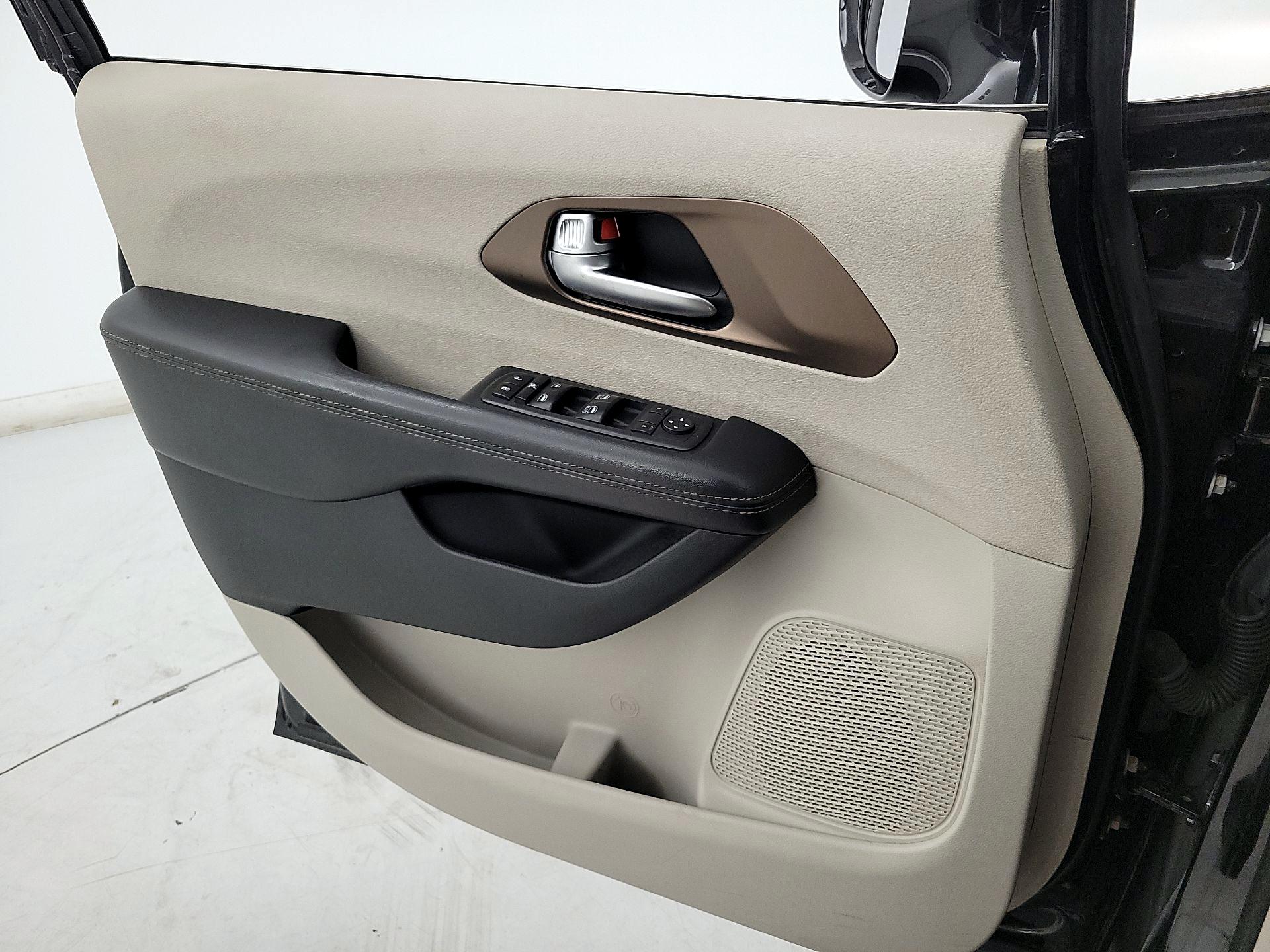 Thumbnail: 2018 Chrysler Pacifica - 12