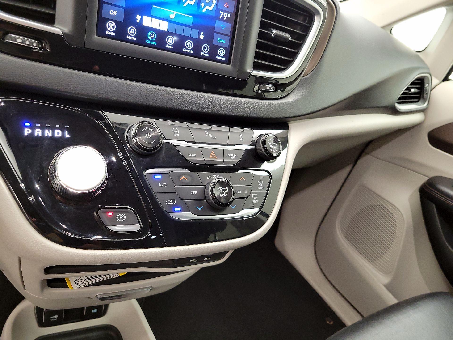 Thumbnail: 2018 Chrysler Pacifica - 15