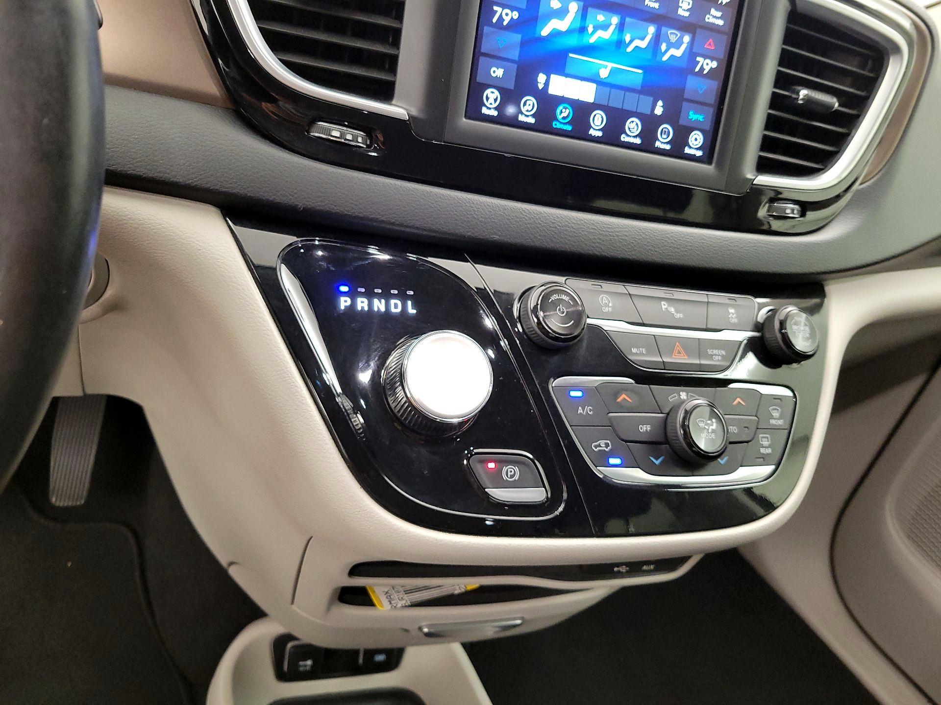 Thumbnail: 2018 Chrysler Pacifica - 16