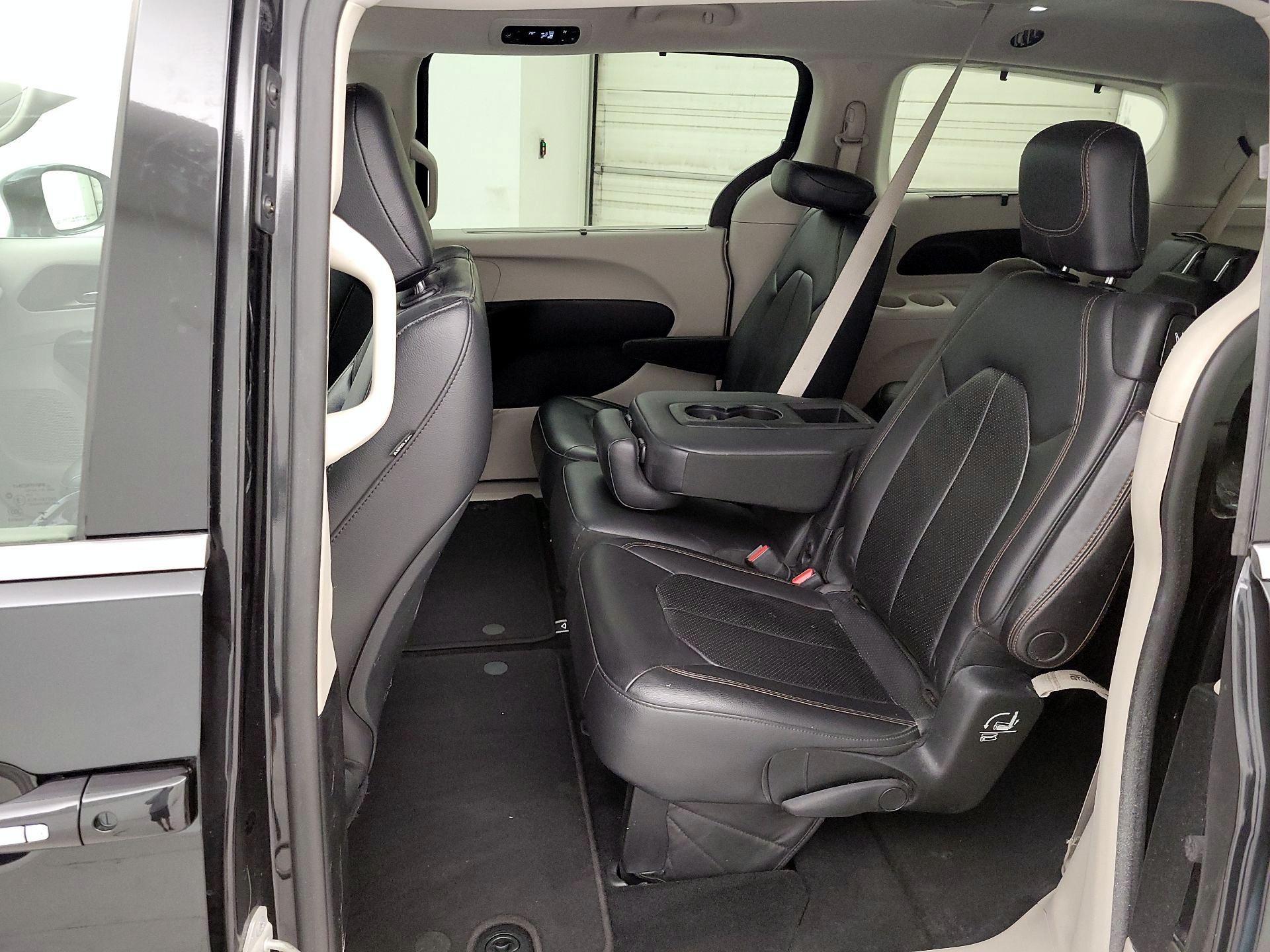 Thumbnail: 2018 Chrysler Pacifica - 17