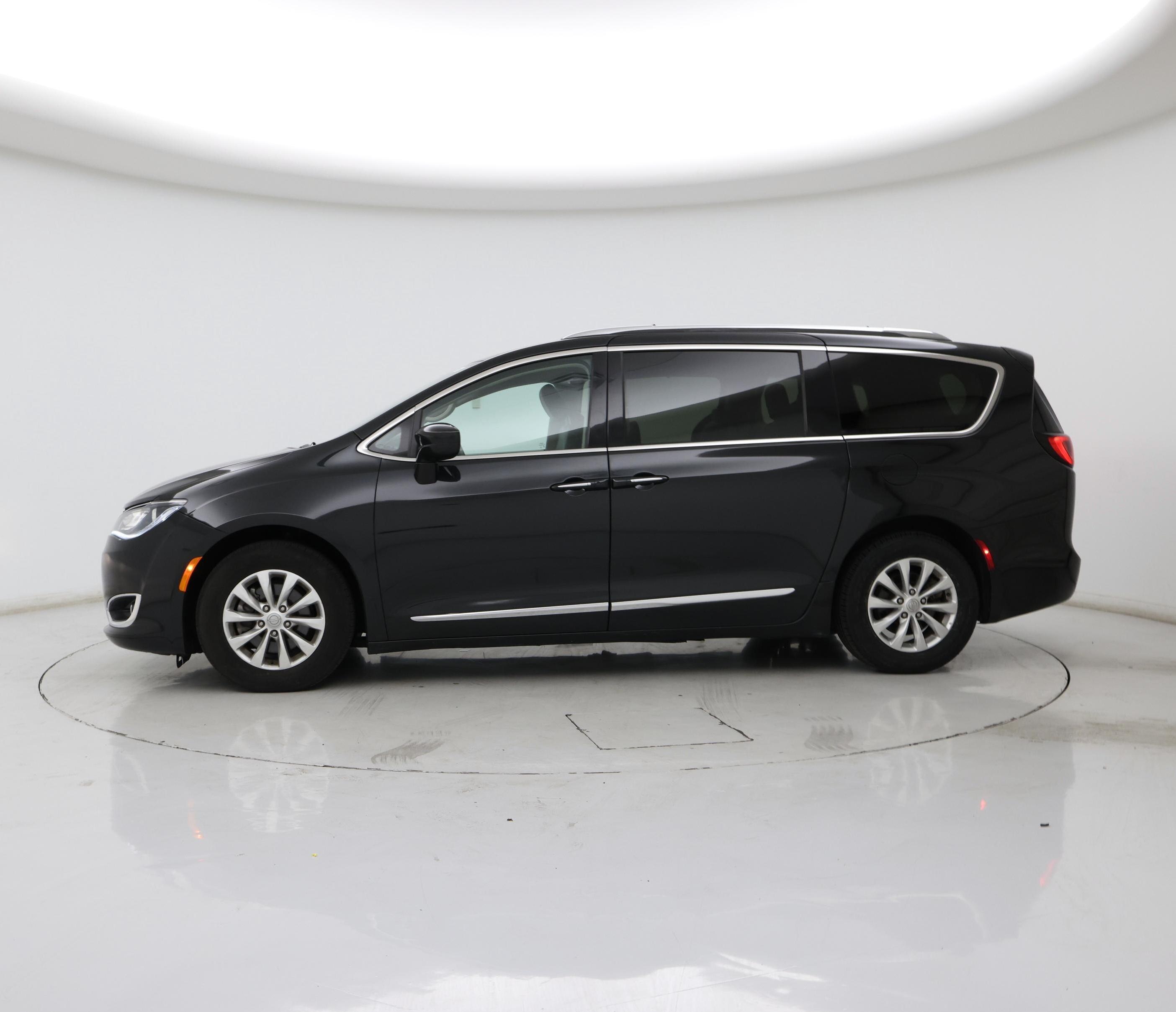 Thumbnail: 2018 Chrysler Pacifica - 3