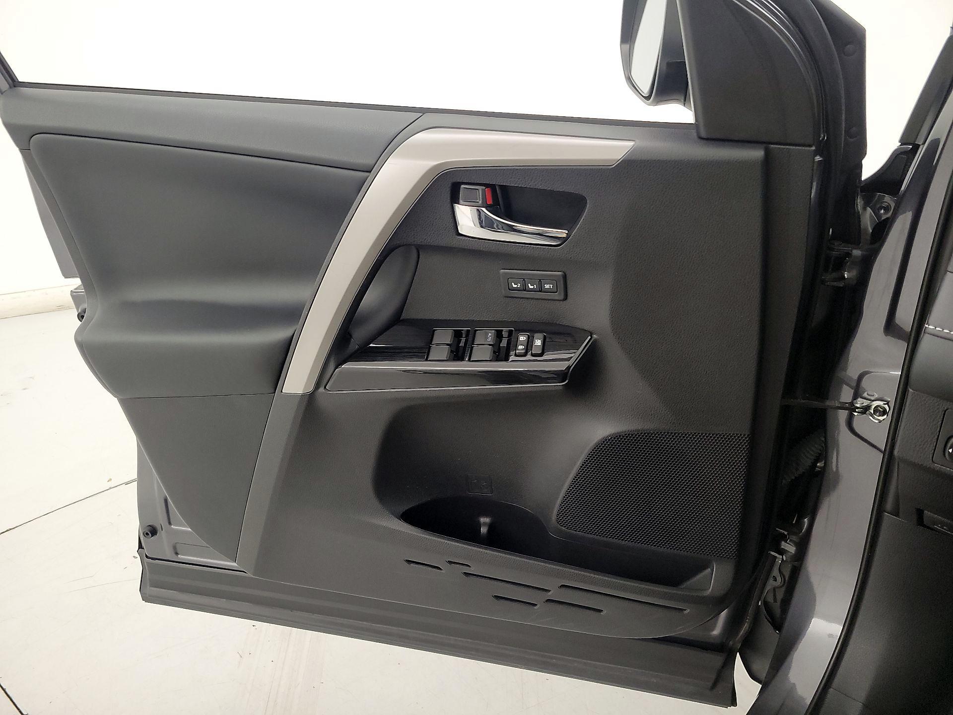 Thumbnail: 2016 Toyota RAV4 - 12