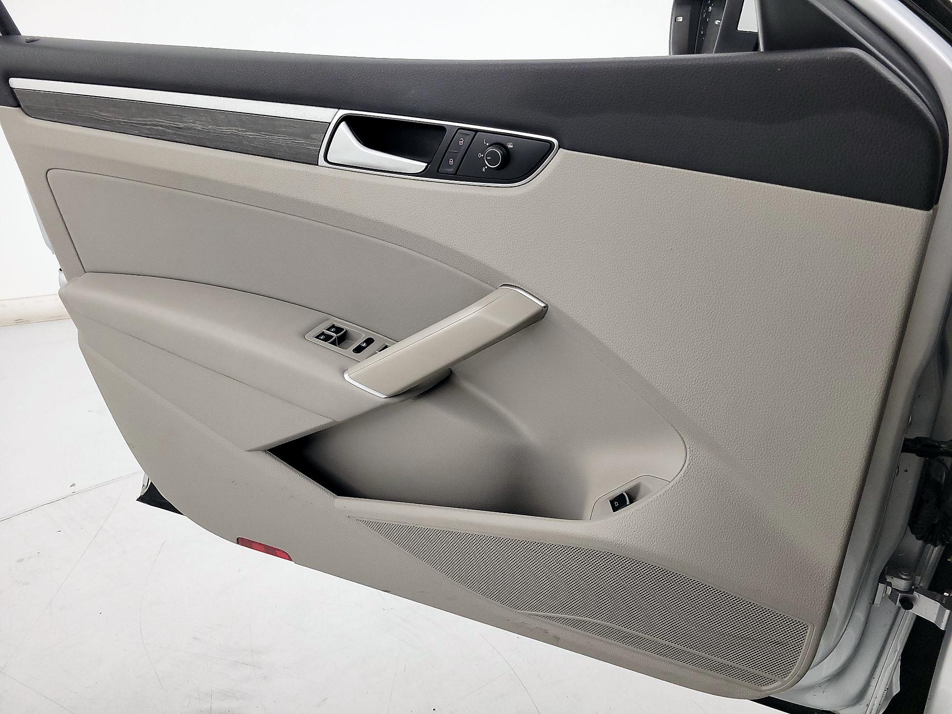 Thumbnail: 2016 Volkswagen Passat - 12