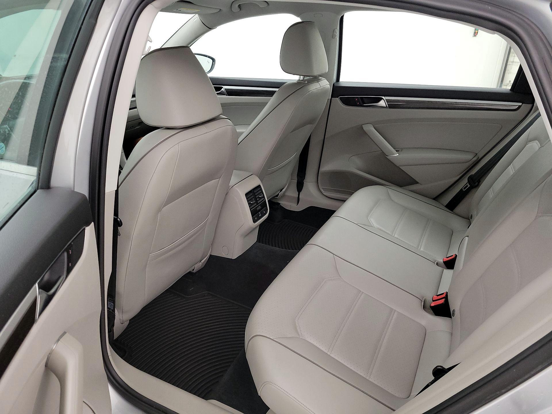 Thumbnail: 2016 Volkswagen Passat - 17