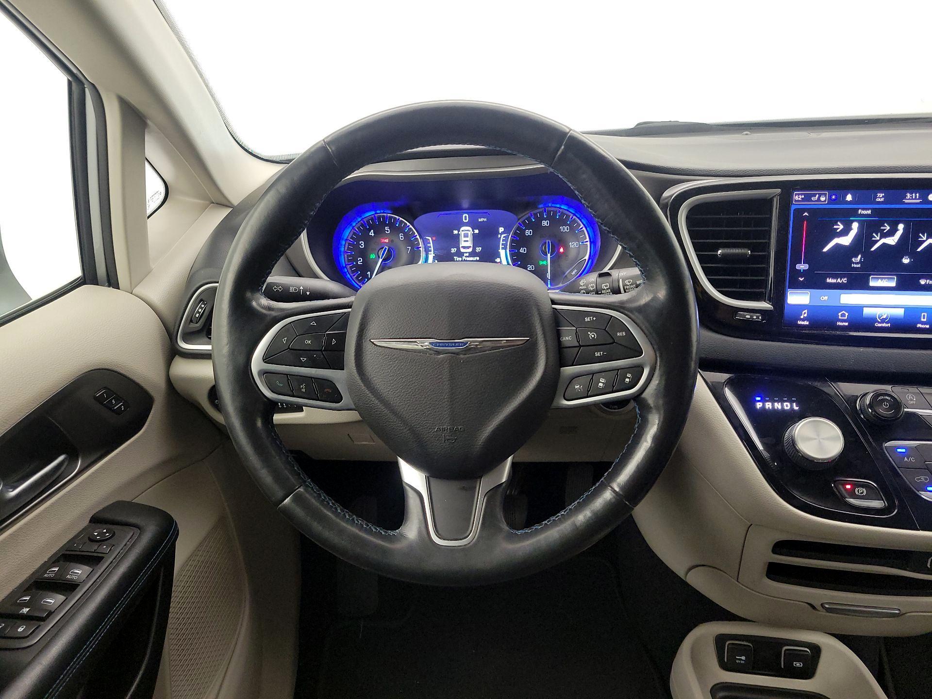 Thumbnail: 2021 Chrysler Pacifica - 10