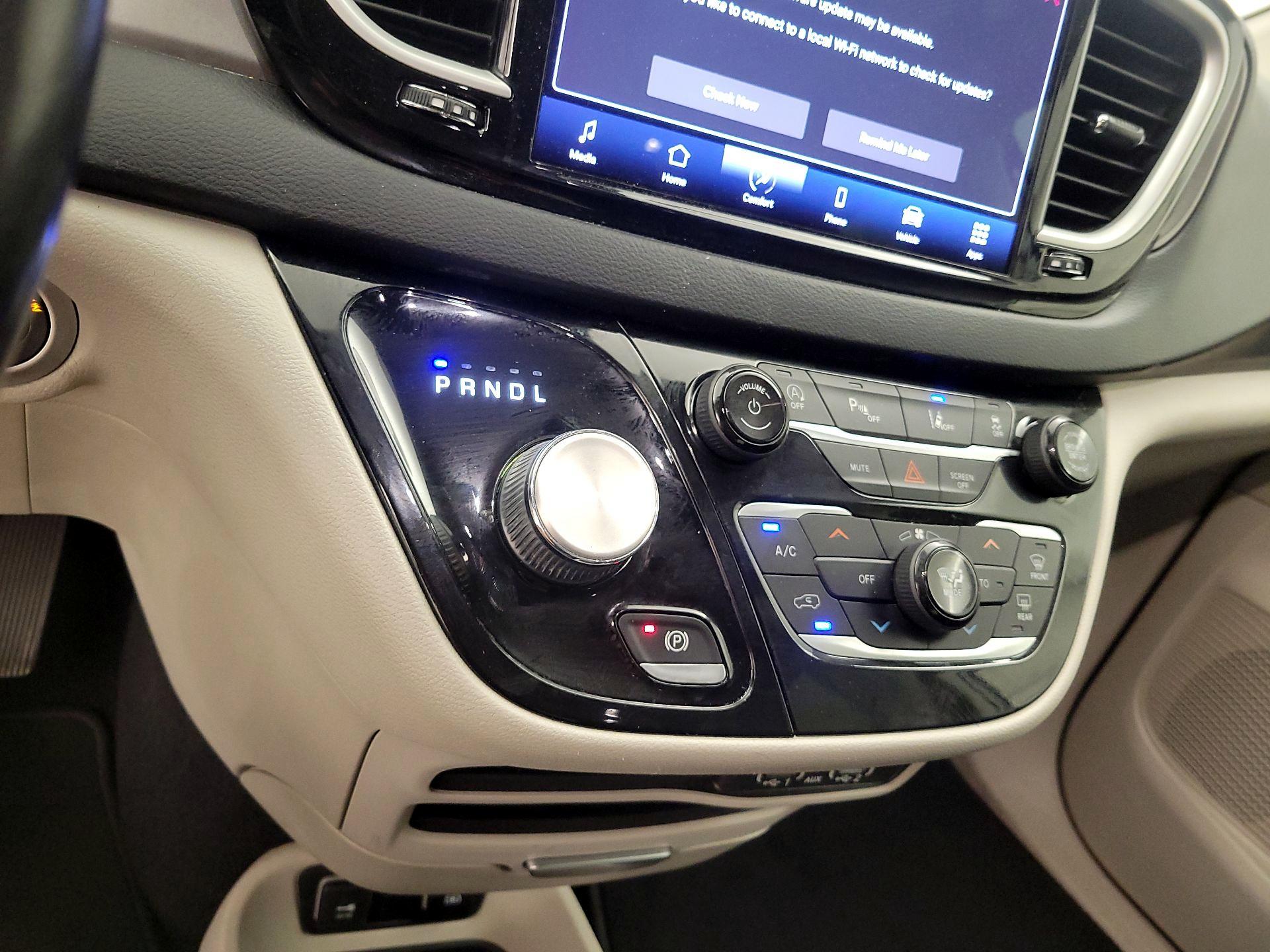 Thumbnail: 2021 Chrysler Pacifica - 16