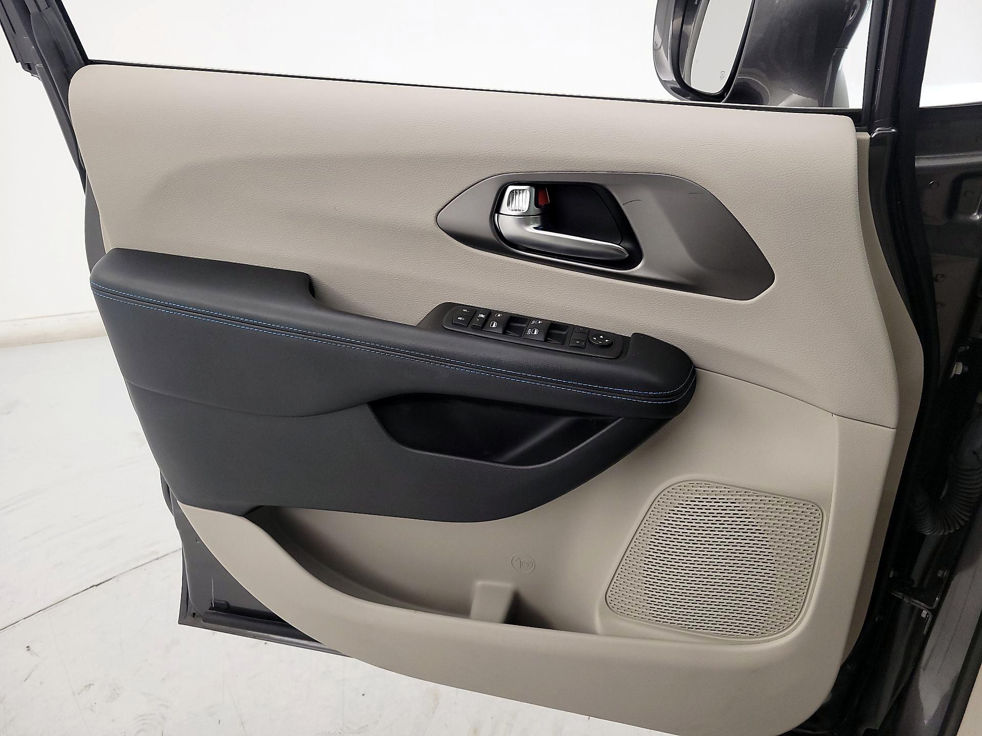 Thumbnail: 2021 Chrysler Pacifica - 12