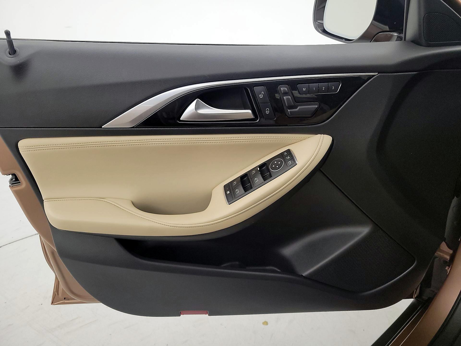 Thumbnail: 2018 INFINITI QX30 - 12