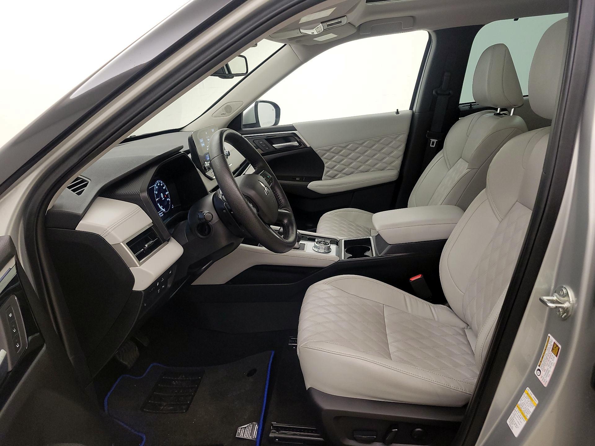 Thumbnail: 2023 Mitsubishi Outlander - 11