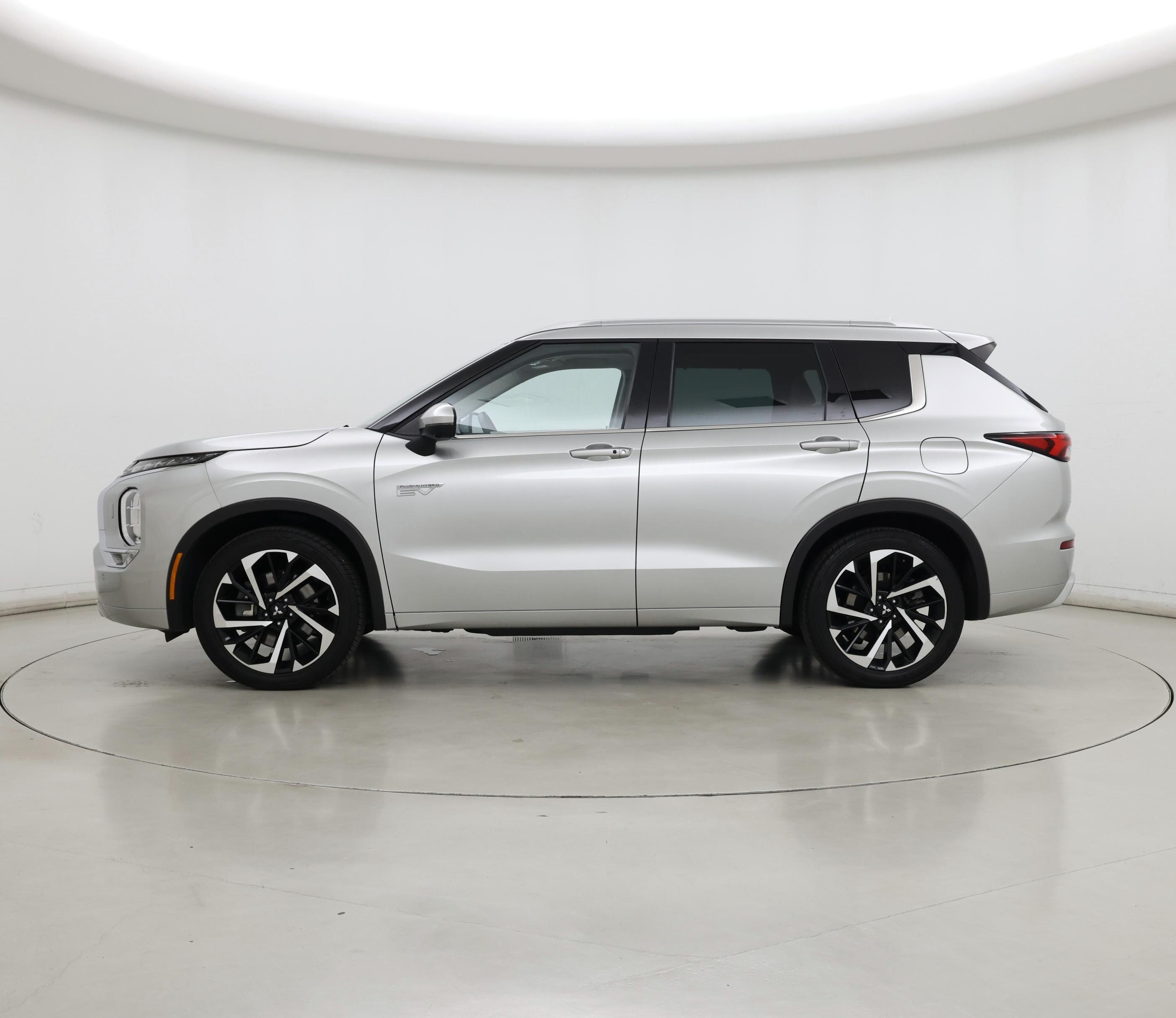 Thumbnail: 2023 Mitsubishi Outlander - 3