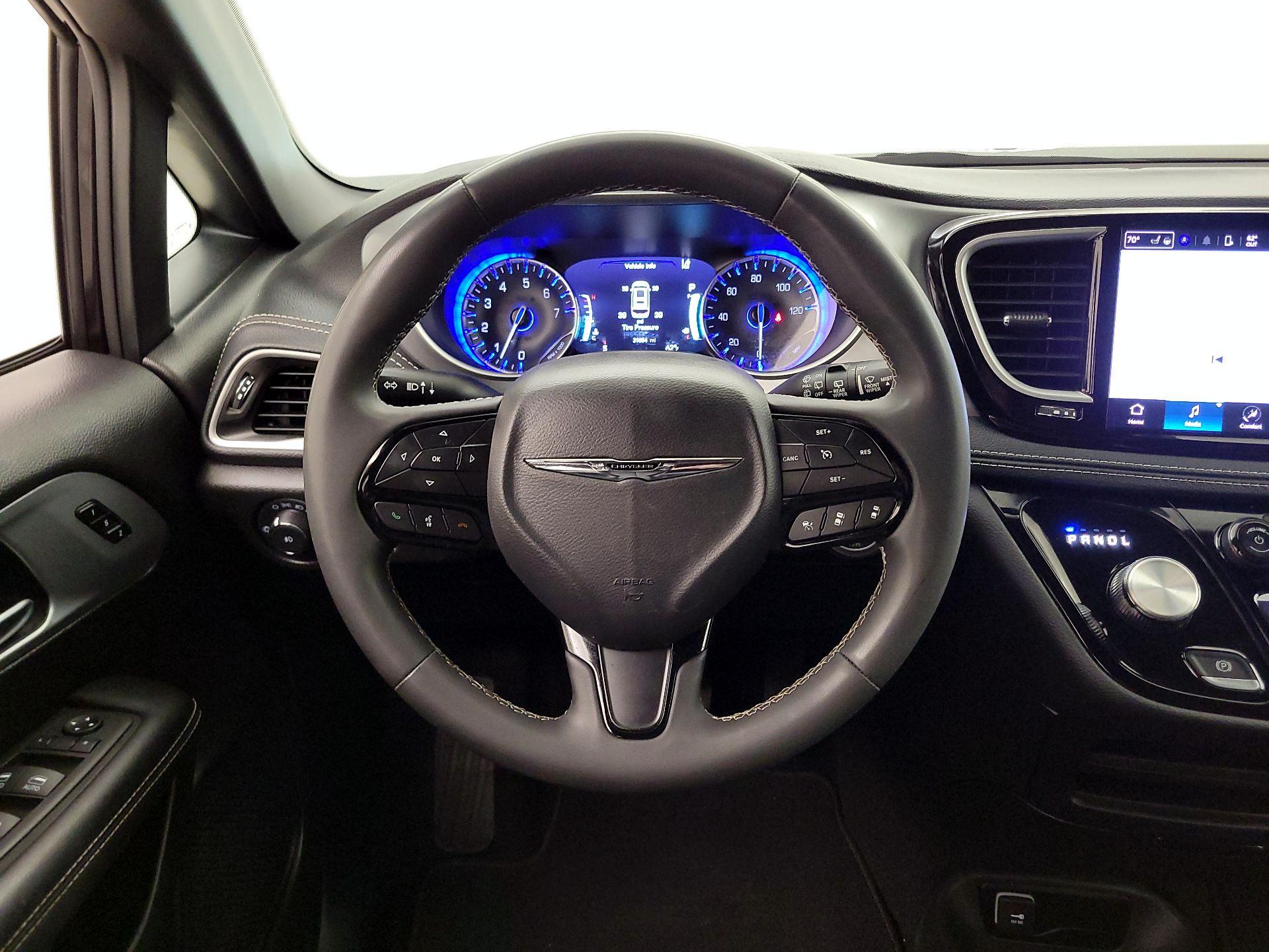 Thumbnail: 2023 Chrysler Pacifica - 10