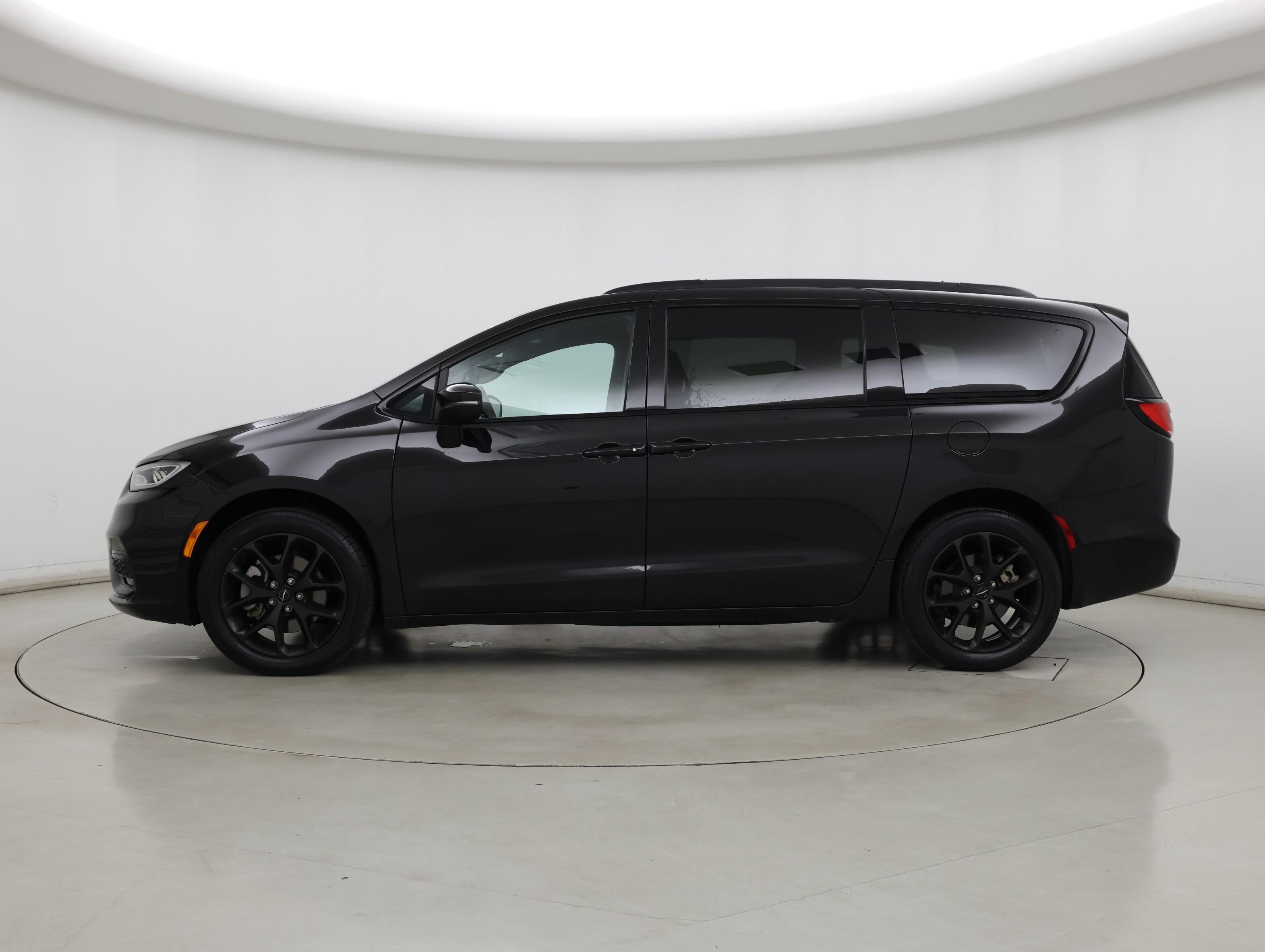 Thumbnail: 2023 Chrysler Pacifica - 3