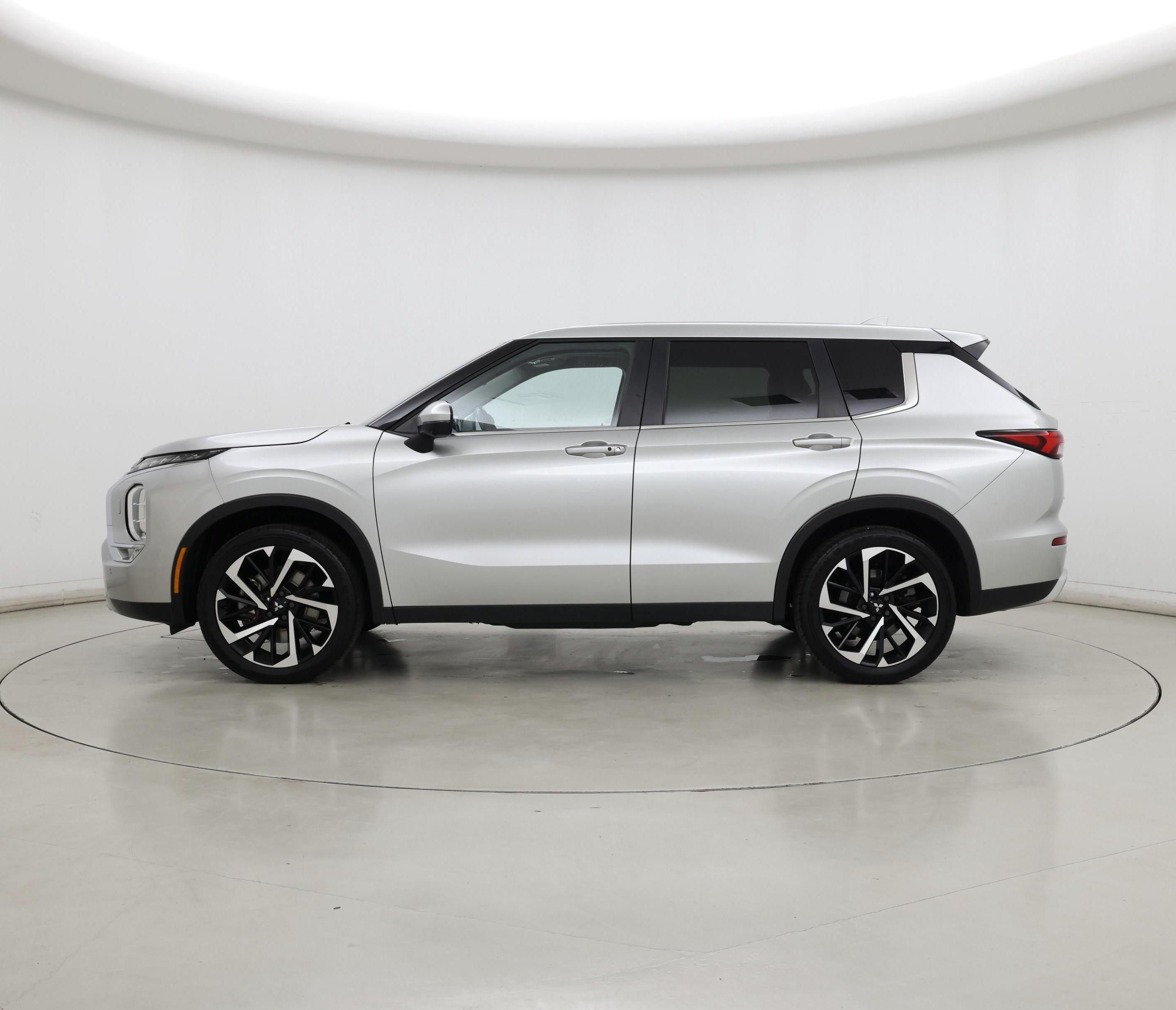 Thumbnail: 2023 Mitsubishi Outlander - 3