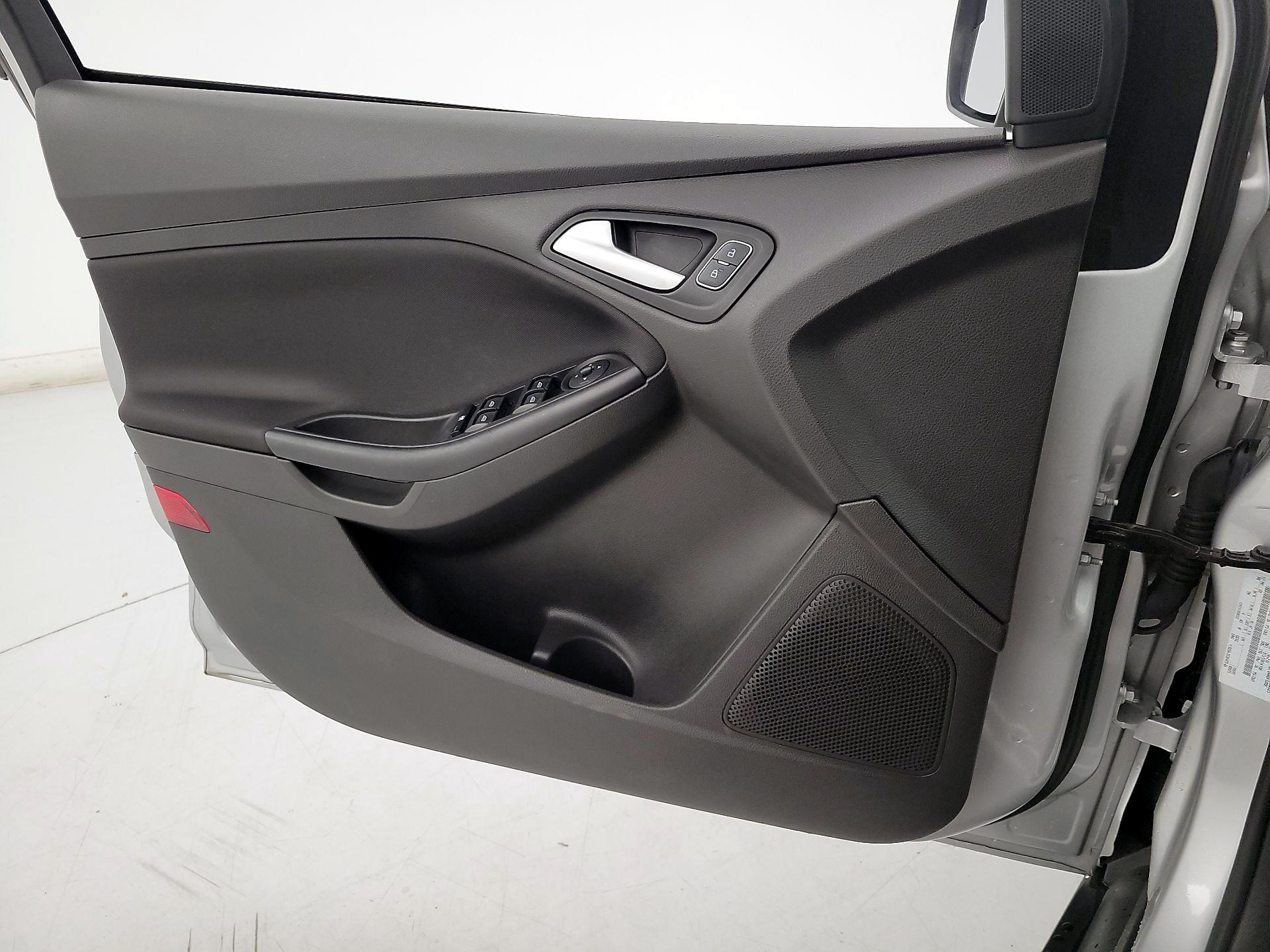 Thumbnail: 2016 Ford Focus - 12