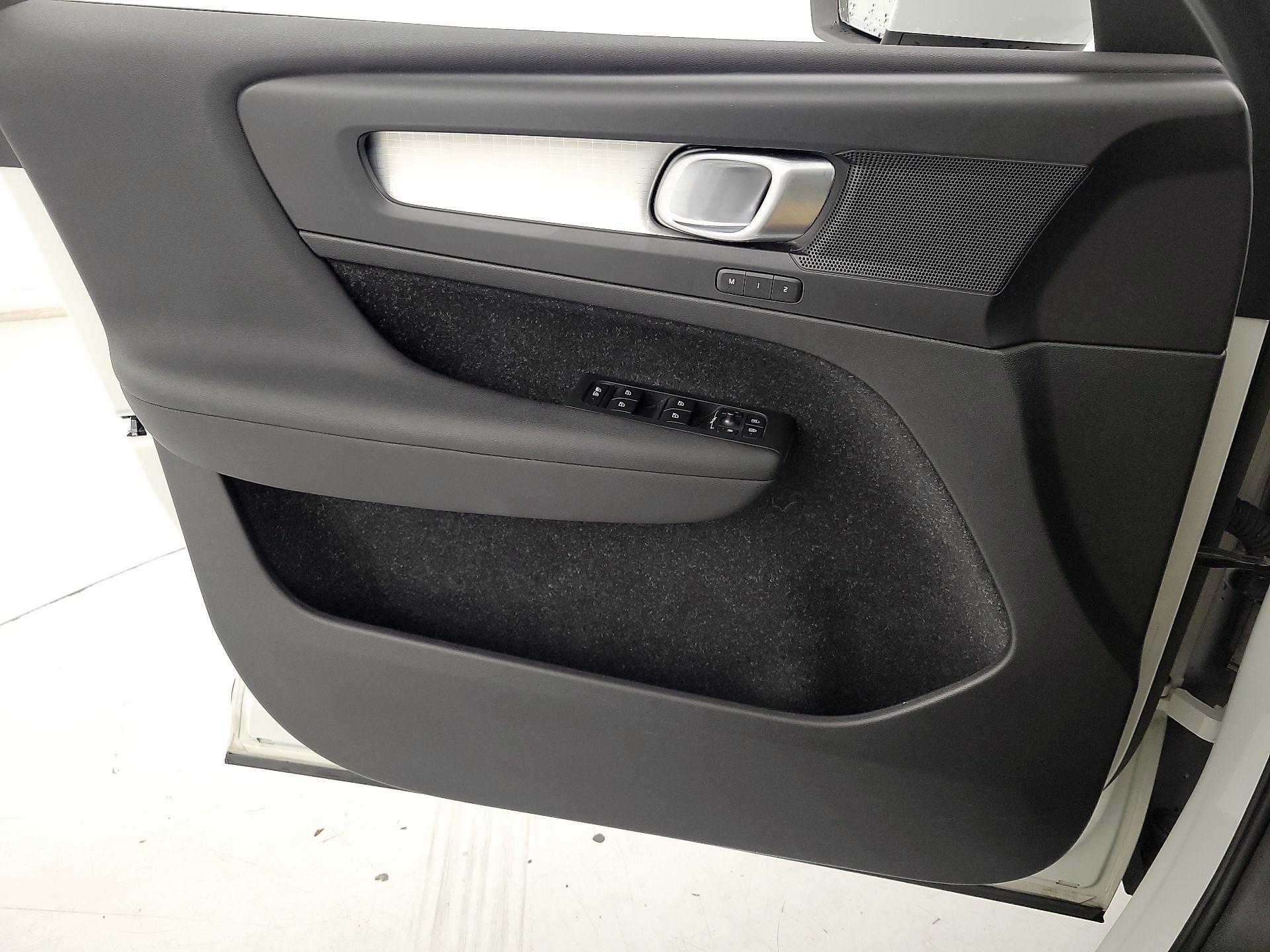 Thumbnail: 2020 Volvo XC40 - 12