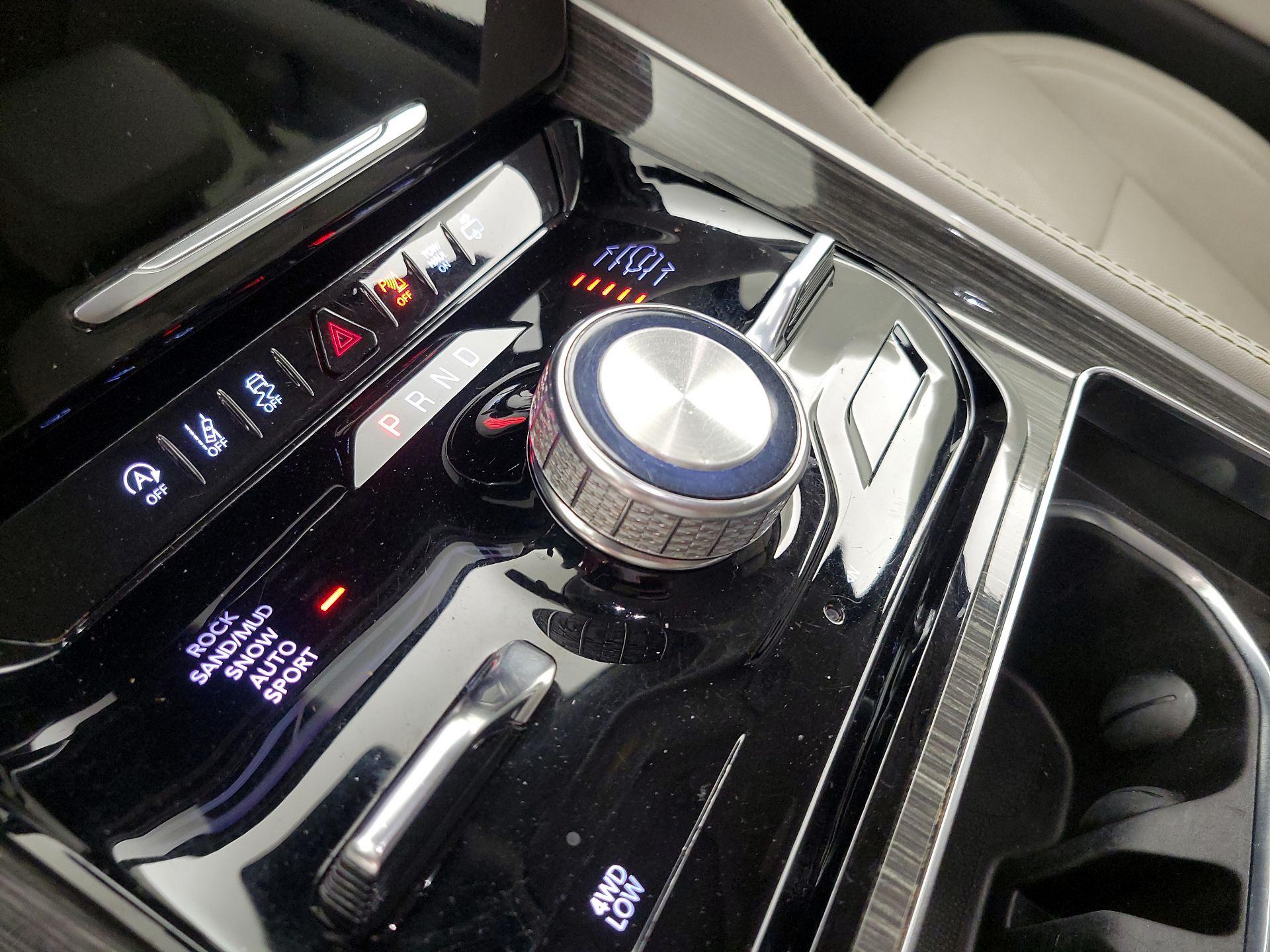 Thumbnail: 2022 Jeep Wagoneer - 18