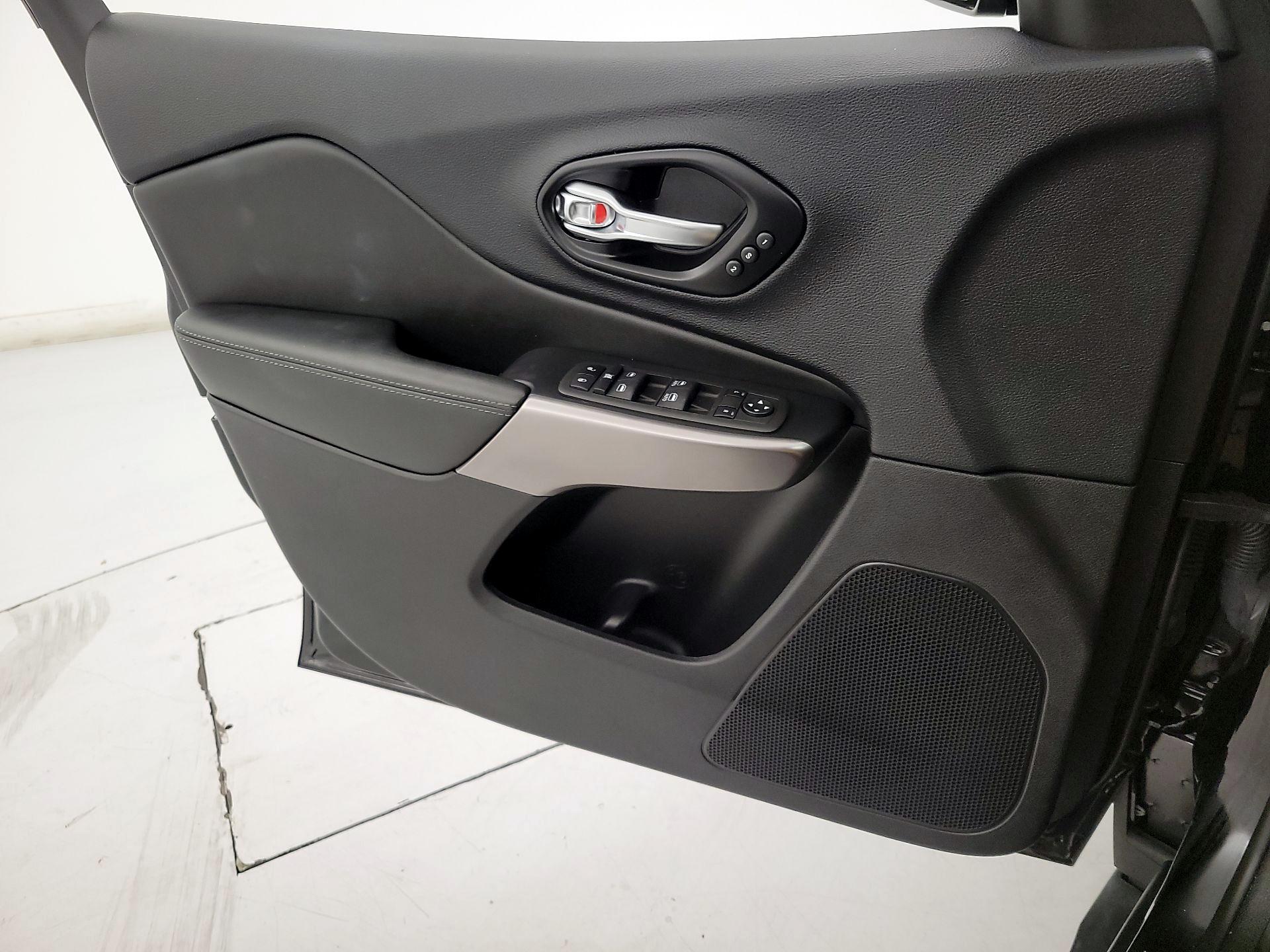 Thumbnail: 2022 Jeep Cherokee - 12