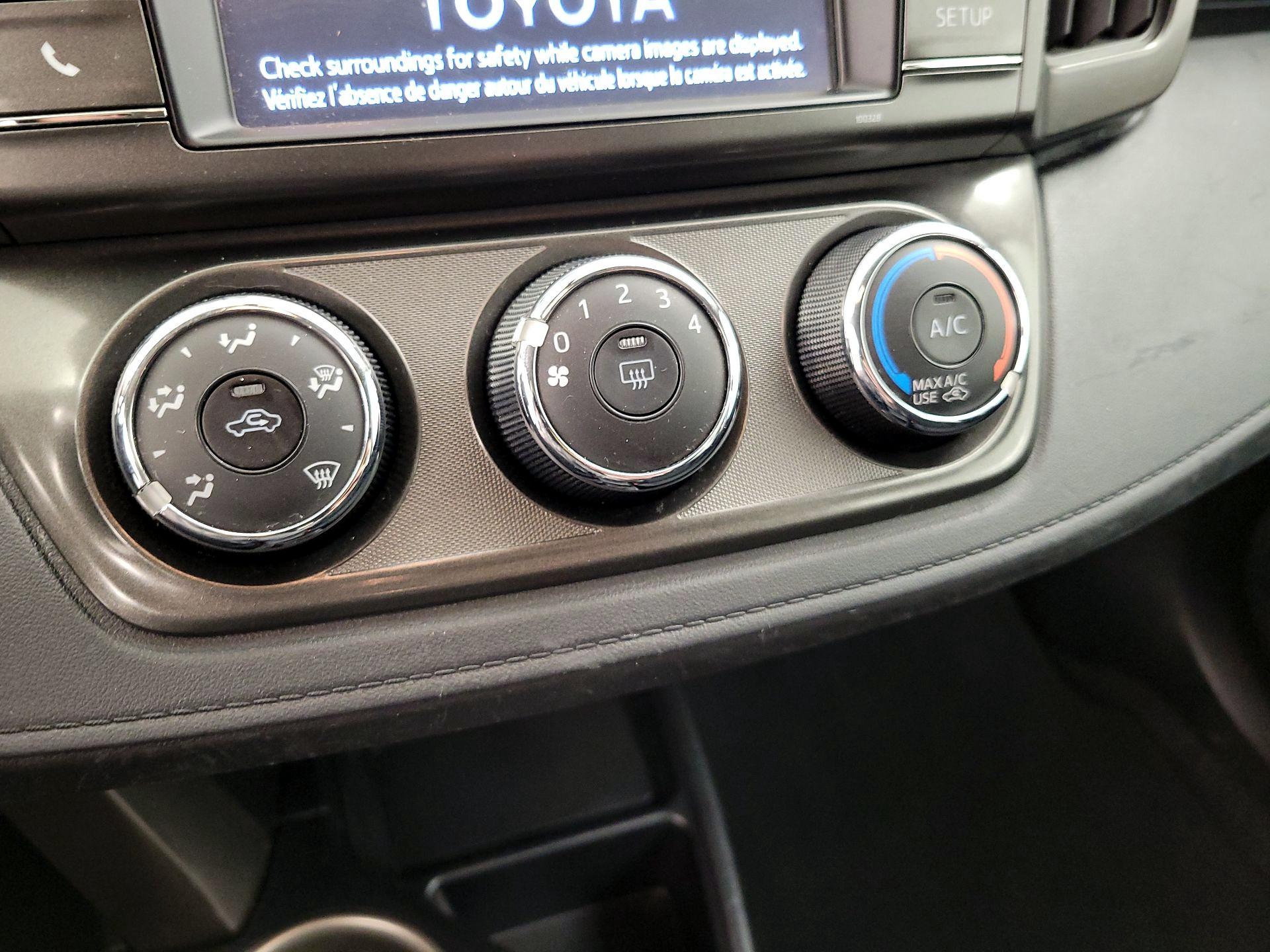 Thumbnail: 2015 Toyota RAV4 - 16