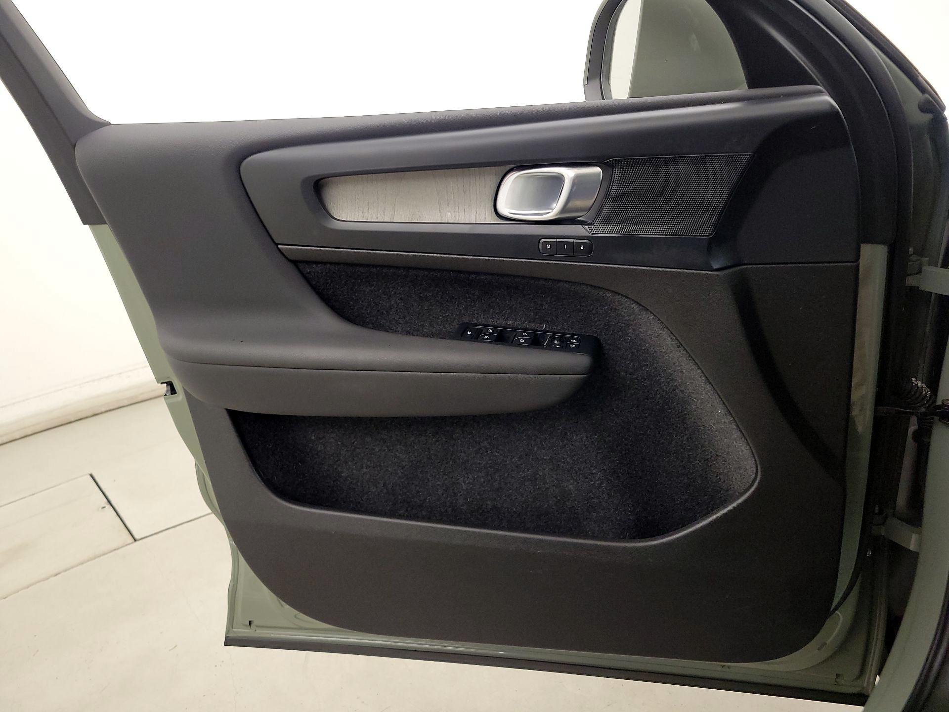 Thumbnail: 2023 Volvo XC40 - 12