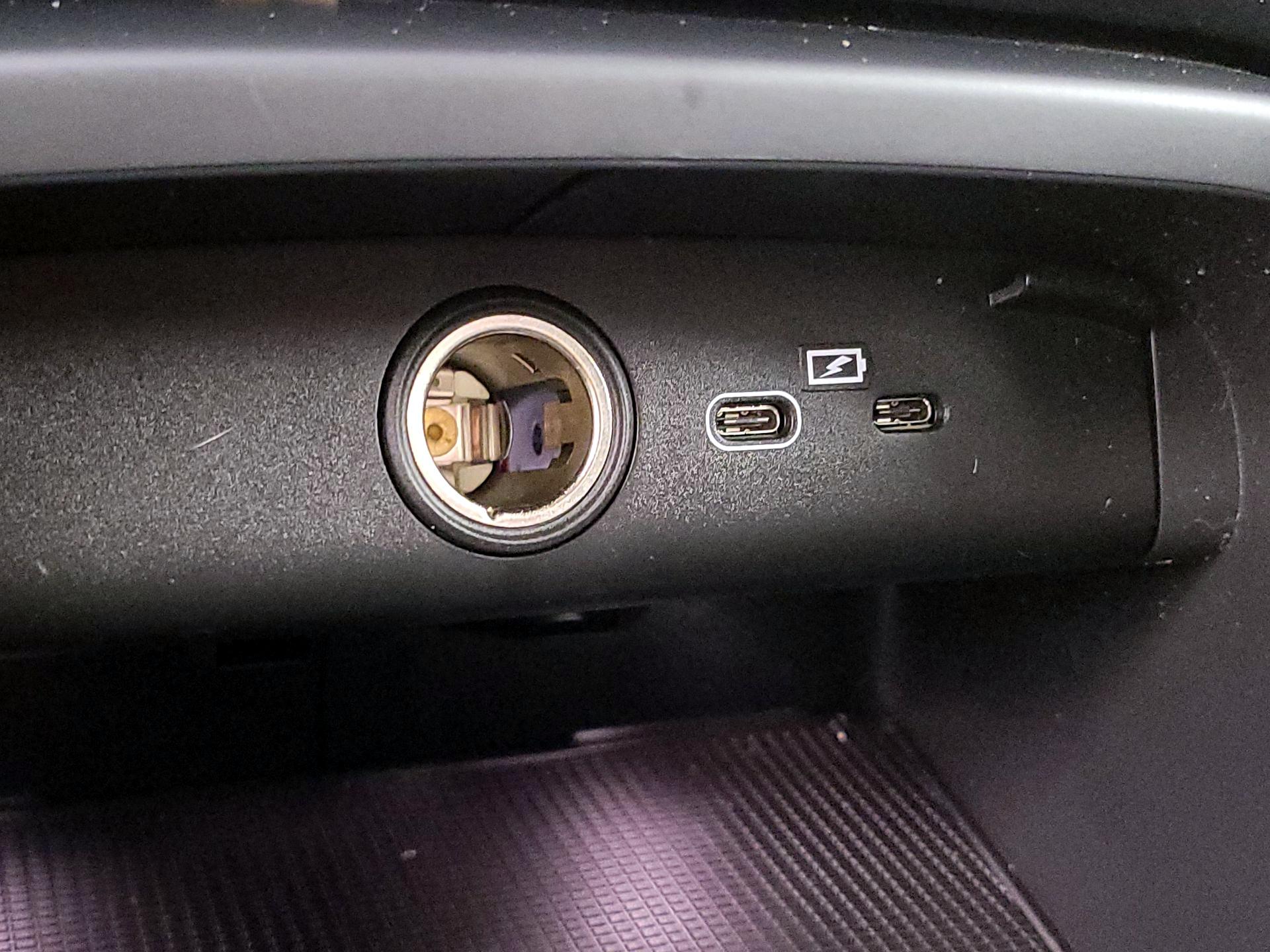 Thumbnail: 2023 Volvo XC40 - 18