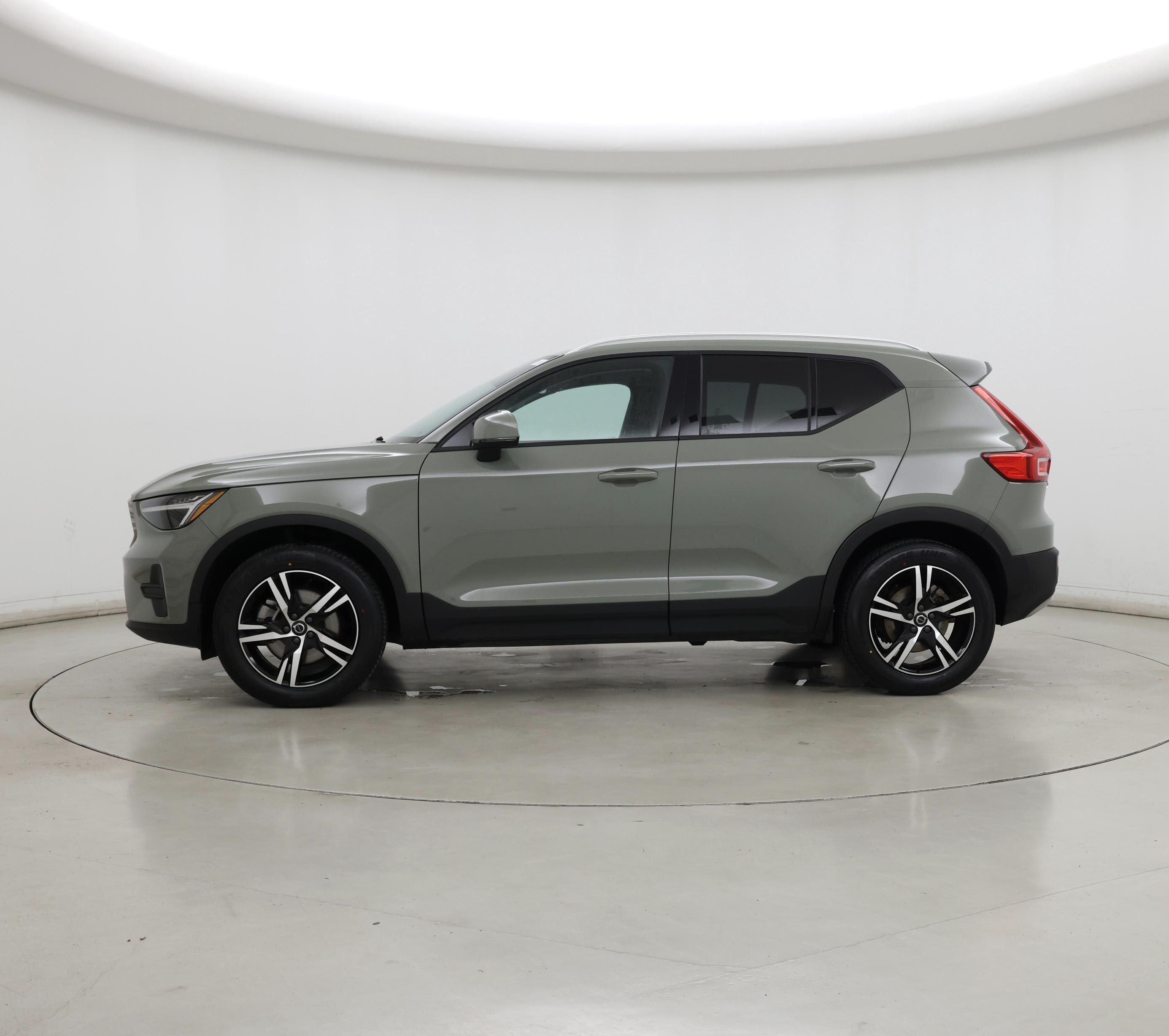 Thumbnail: 2023 Volvo XC40 - 3