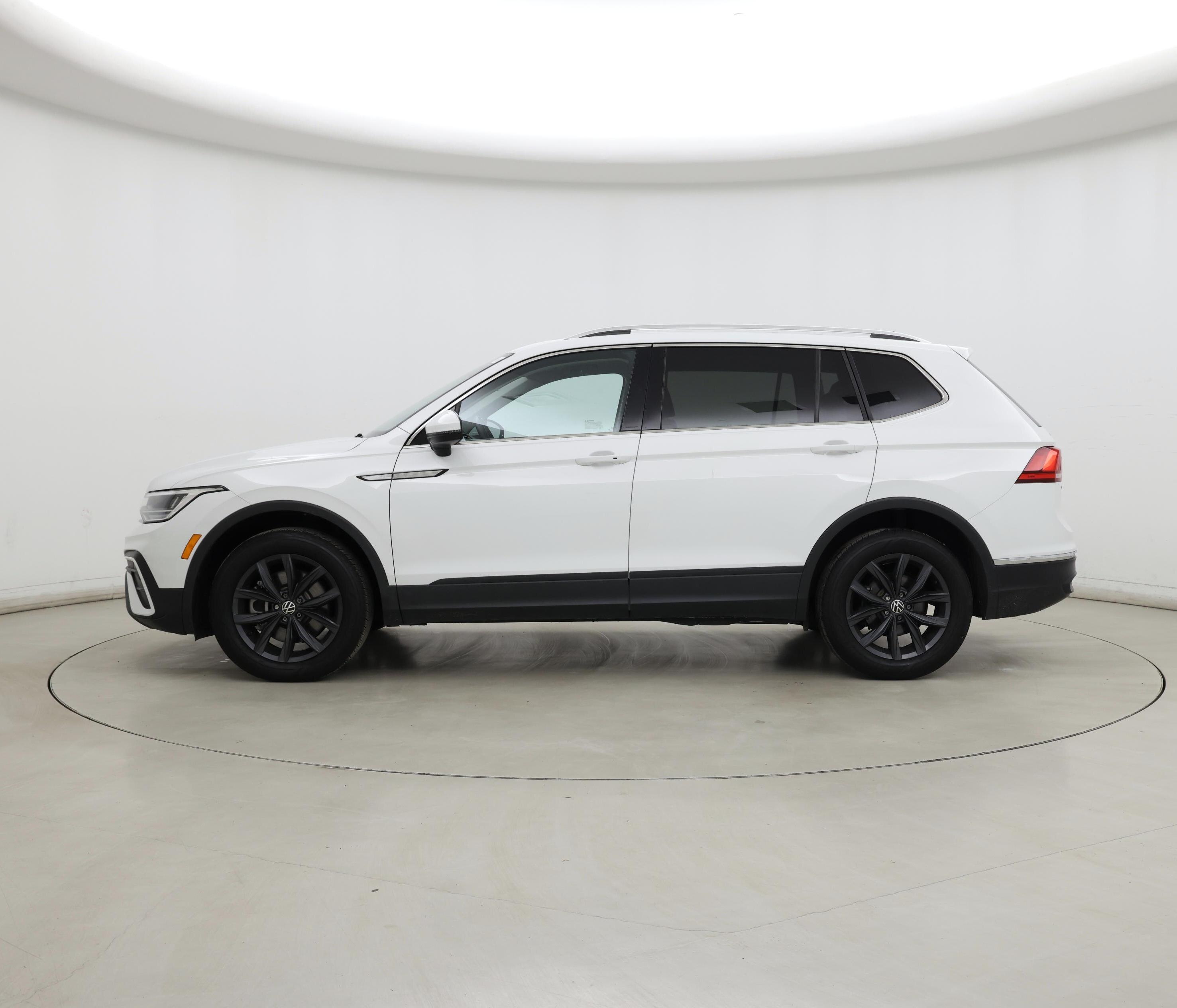 Thumbnail: 2022 Volkswagen Tiguan - 3