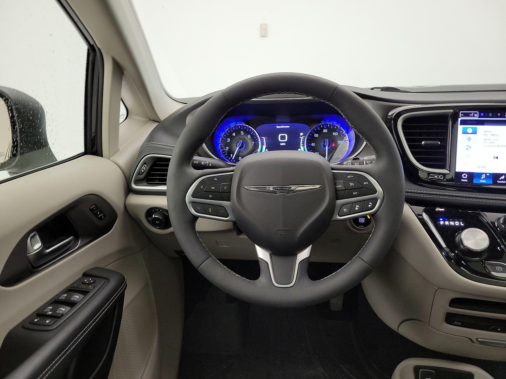 Thumbnail: 2023 Chrysler Pacifica - 10