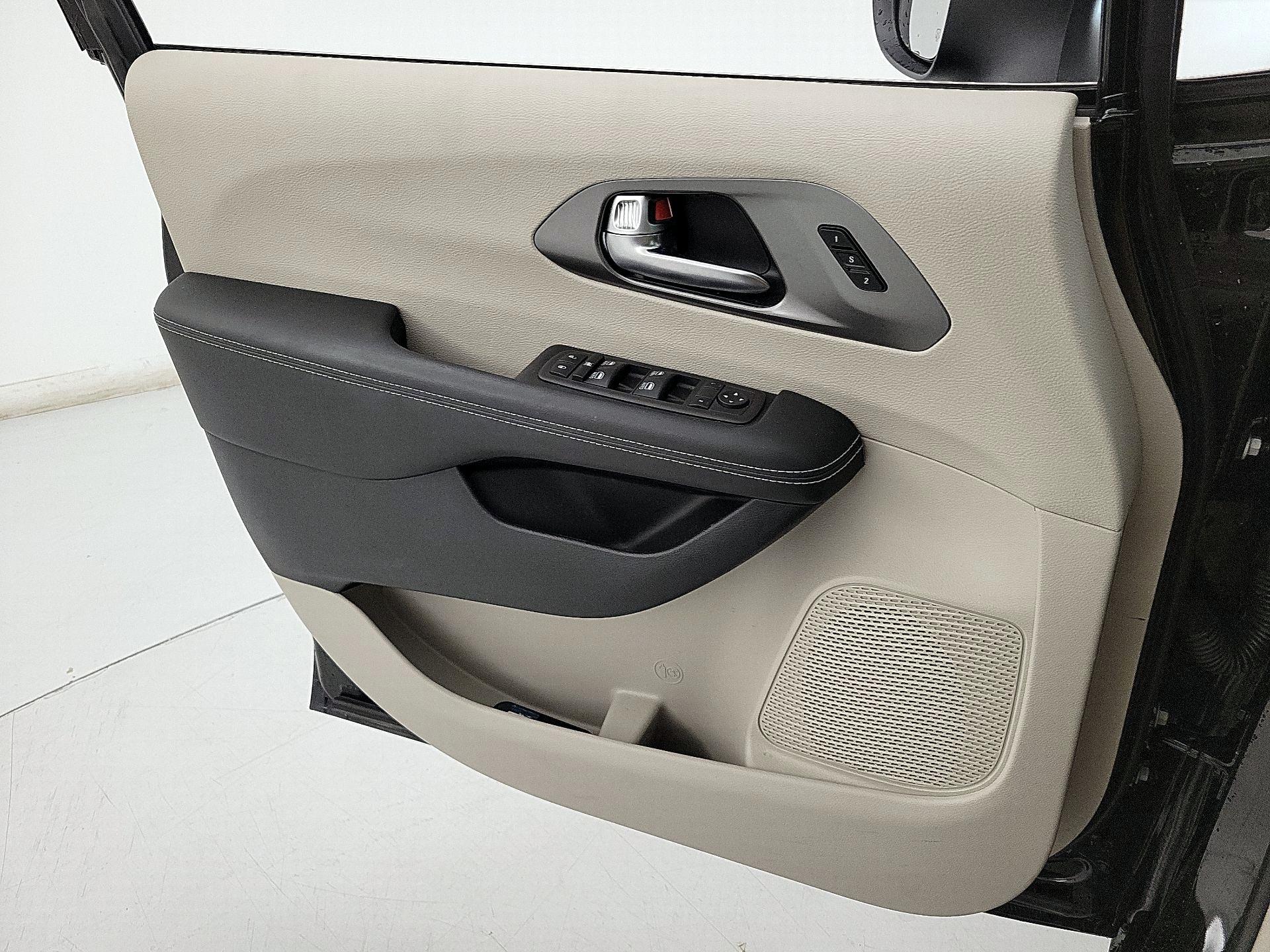 Thumbnail: 2023 Chrysler Pacifica - 12