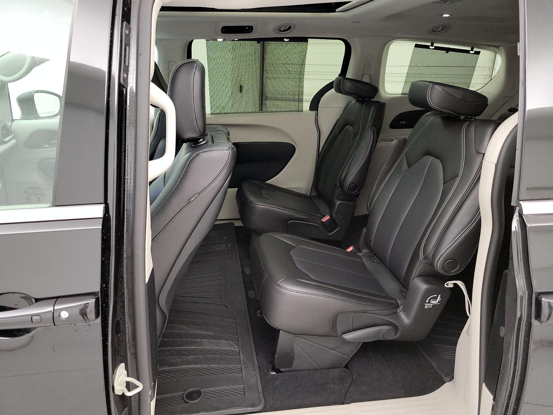 Thumbnail: 2023 Chrysler Pacifica - 17