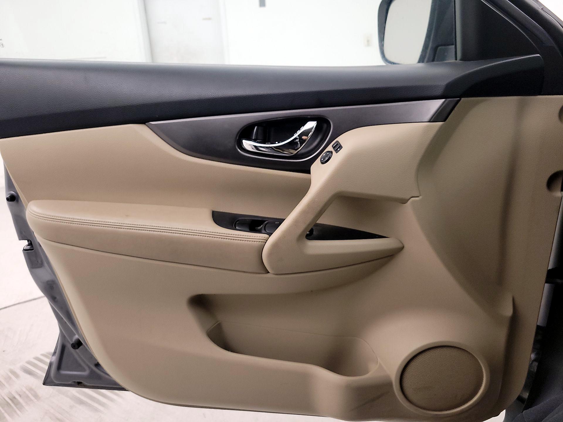 Thumbnail: 2015 Nissan Rogue - 12