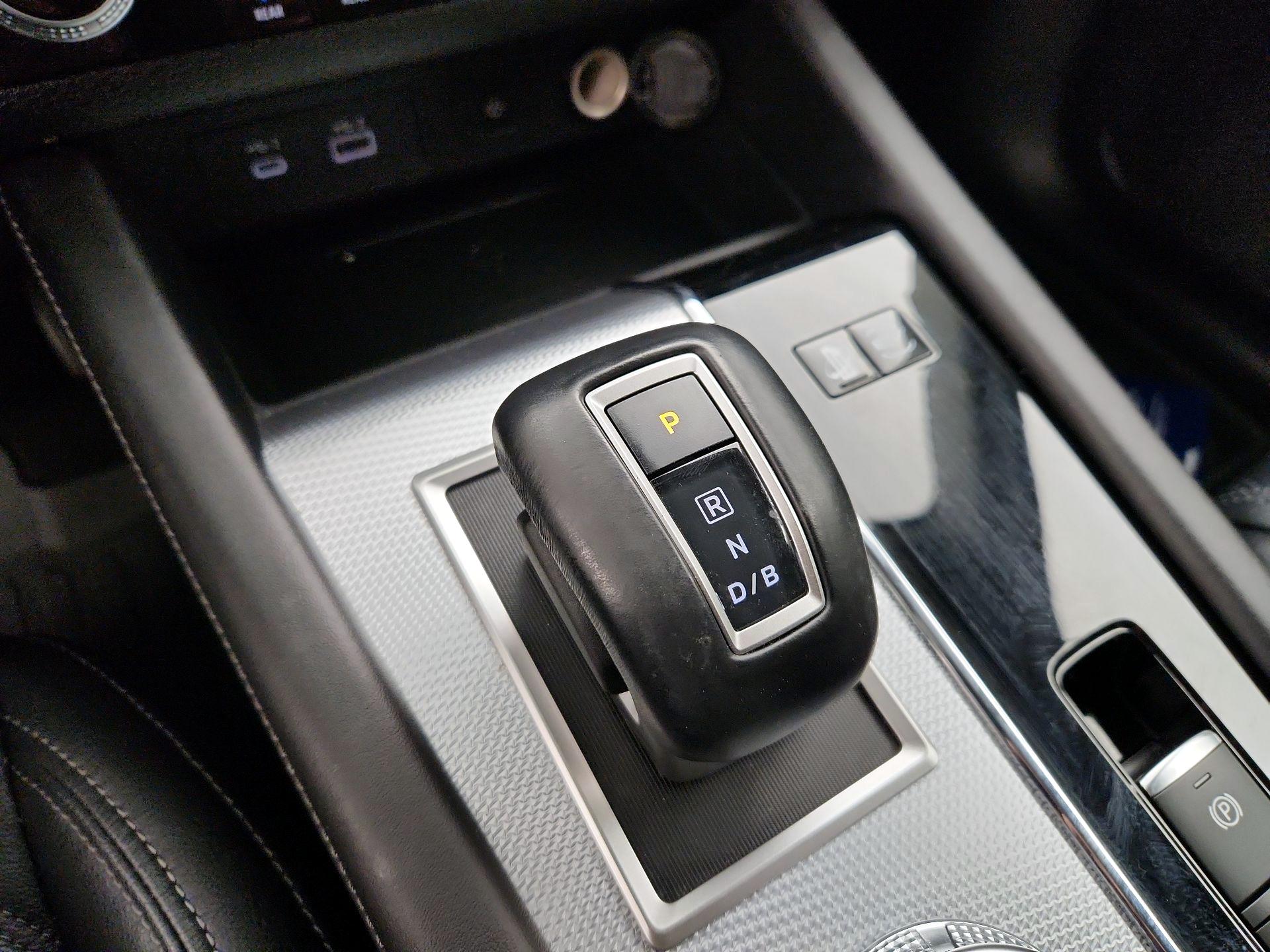 Thumbnail: 2023 Mitsubishi Outlander - 18