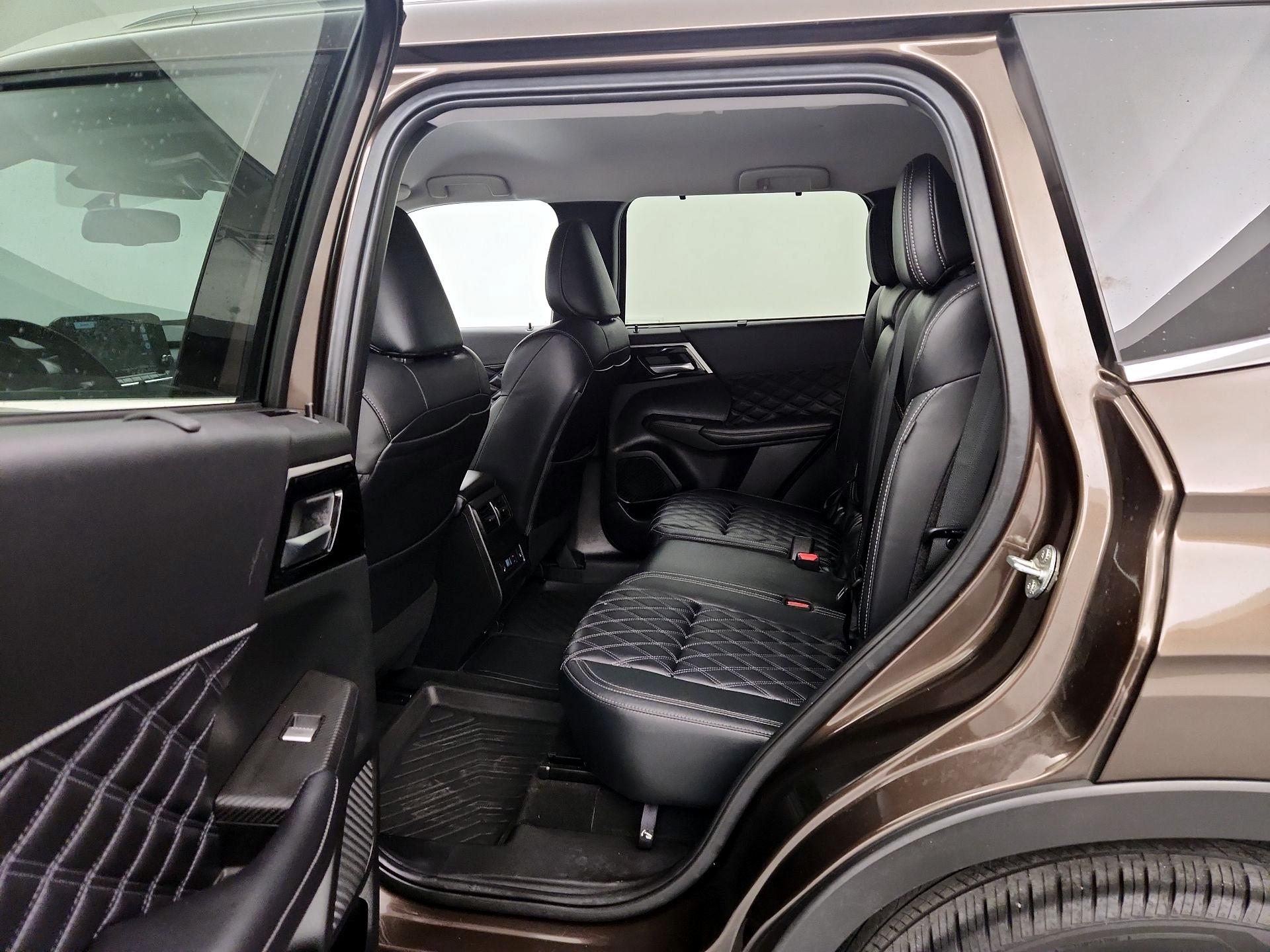 Thumbnail: 2023 Mitsubishi Outlander - 20