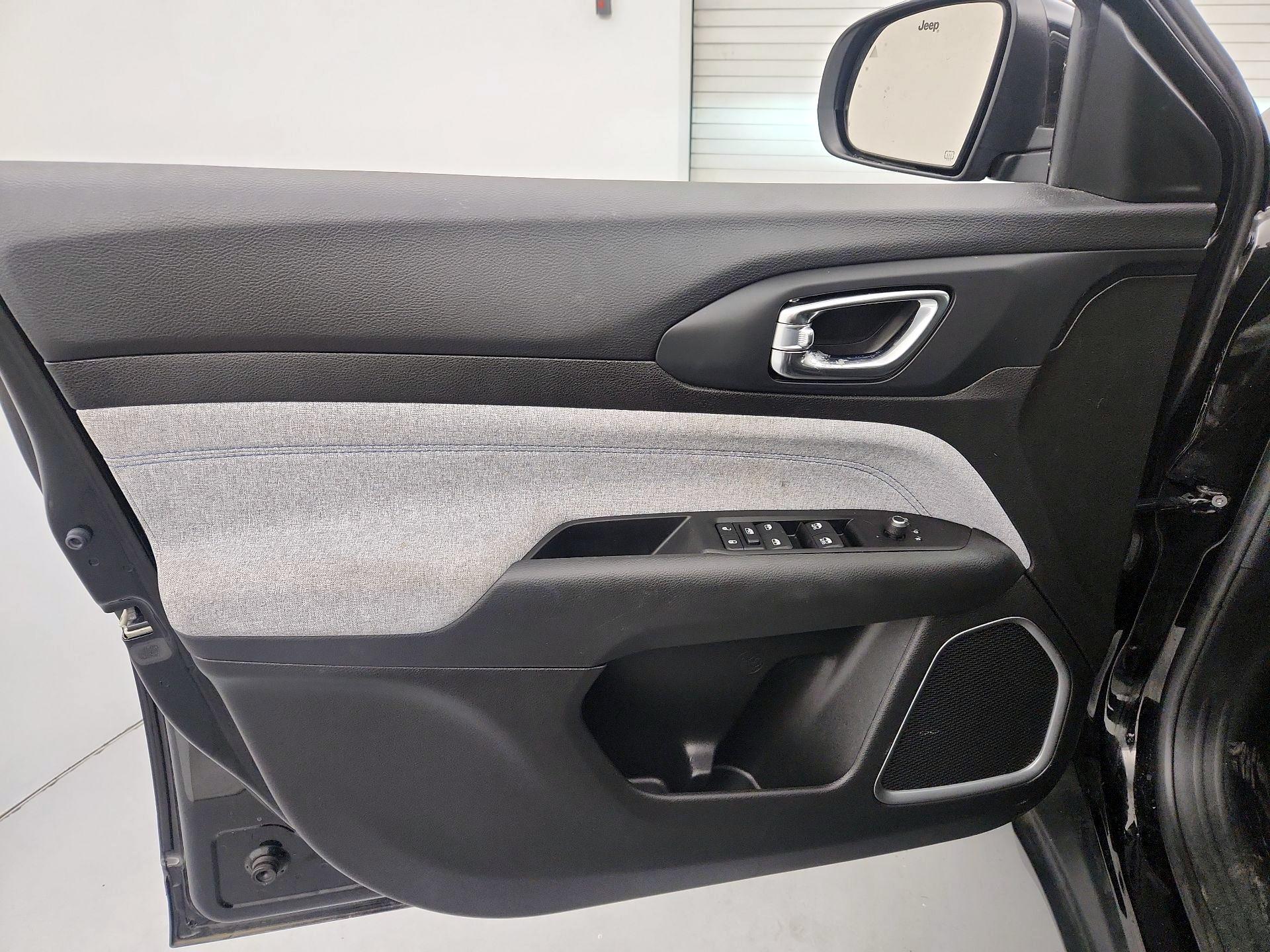 Thumbnail: 2022 Jeep Compass - 12