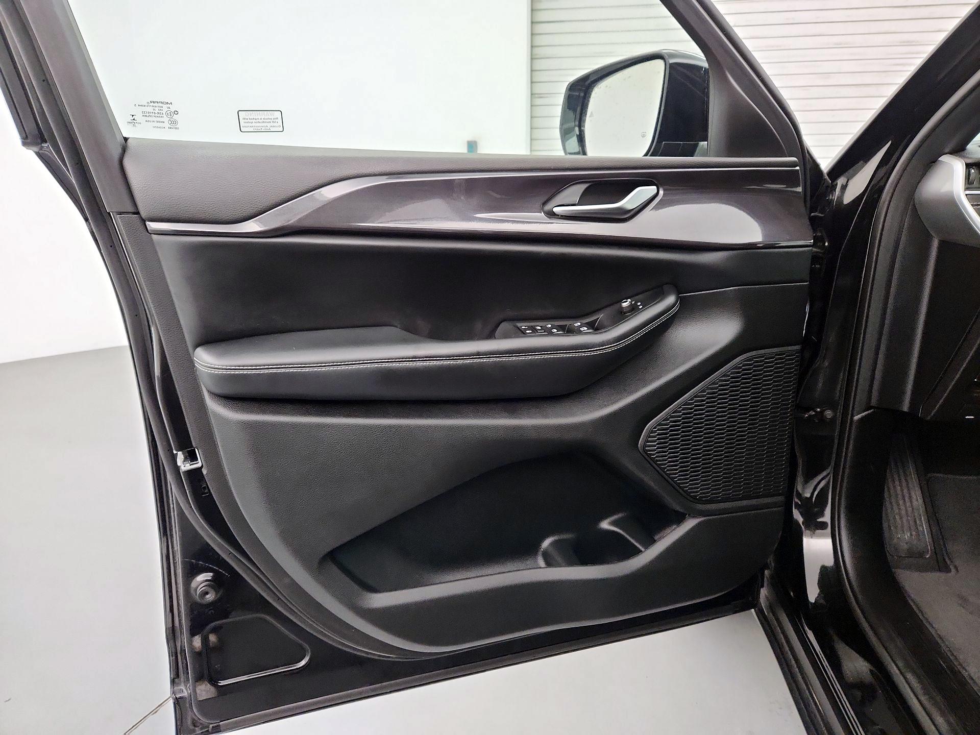 Thumbnail: 2023 Jeep Grand Cherokee - 12