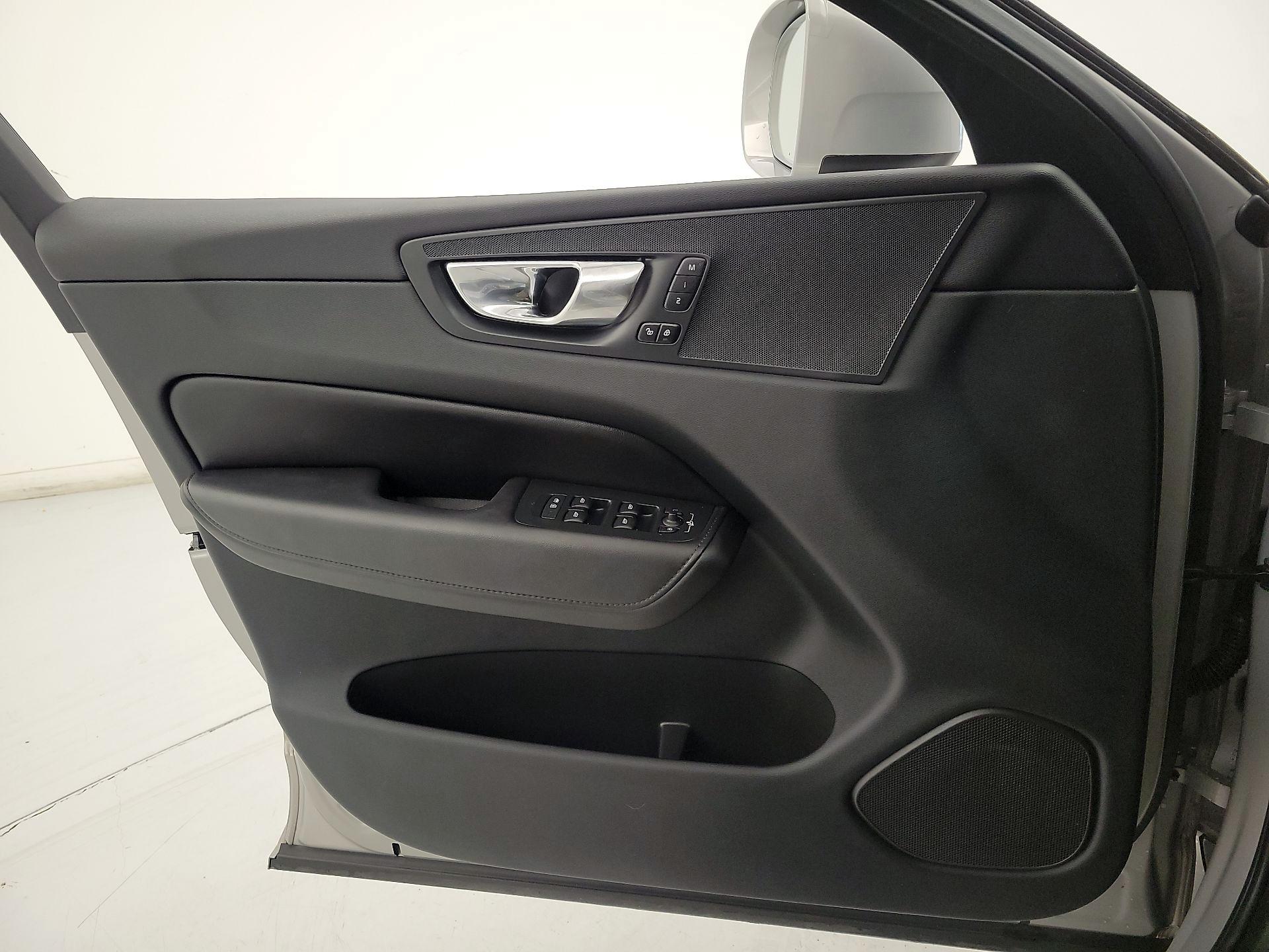 Thumbnail: 2023 Volvo XC60 - 12