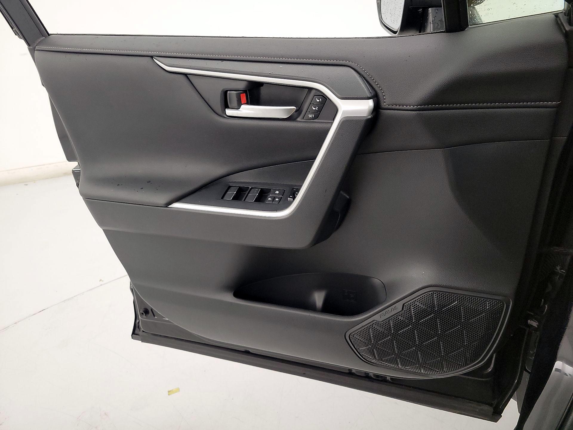 Thumbnail: 2020 Toyota RAV4 - 12