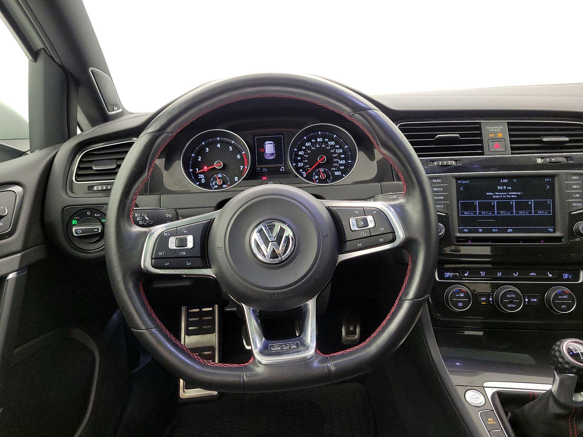 Thumbnail: 2016 Volkswagen Golf - 10