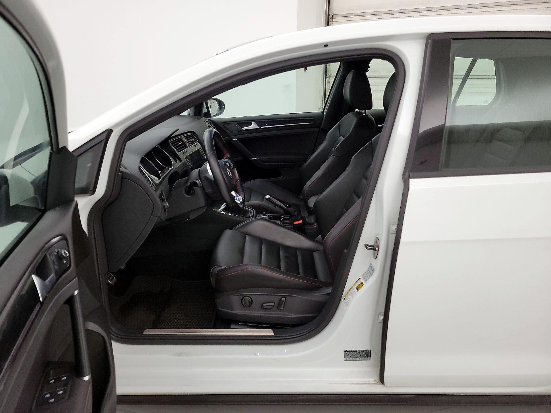 Thumbnail: 2016 Volkswagen Golf - 11