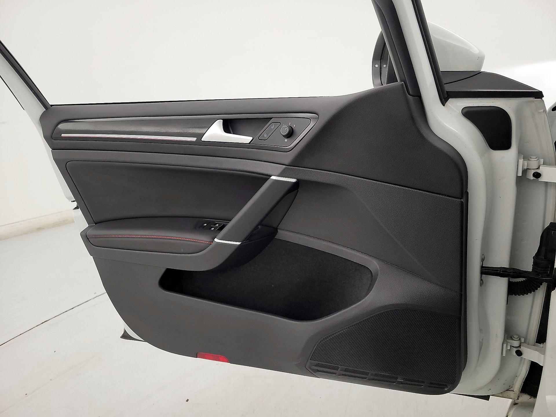 Thumbnail: 2016 Volkswagen Golf - 12