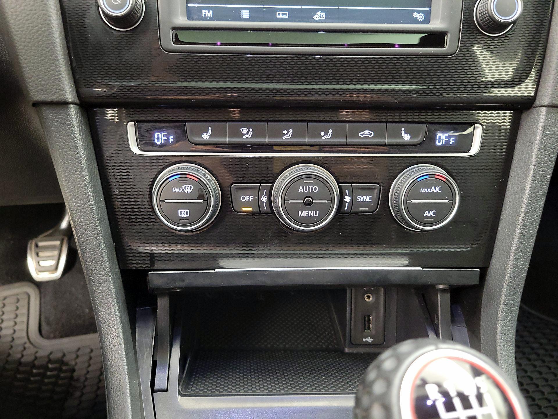 Thumbnail: 2016 Volkswagen Golf - 15