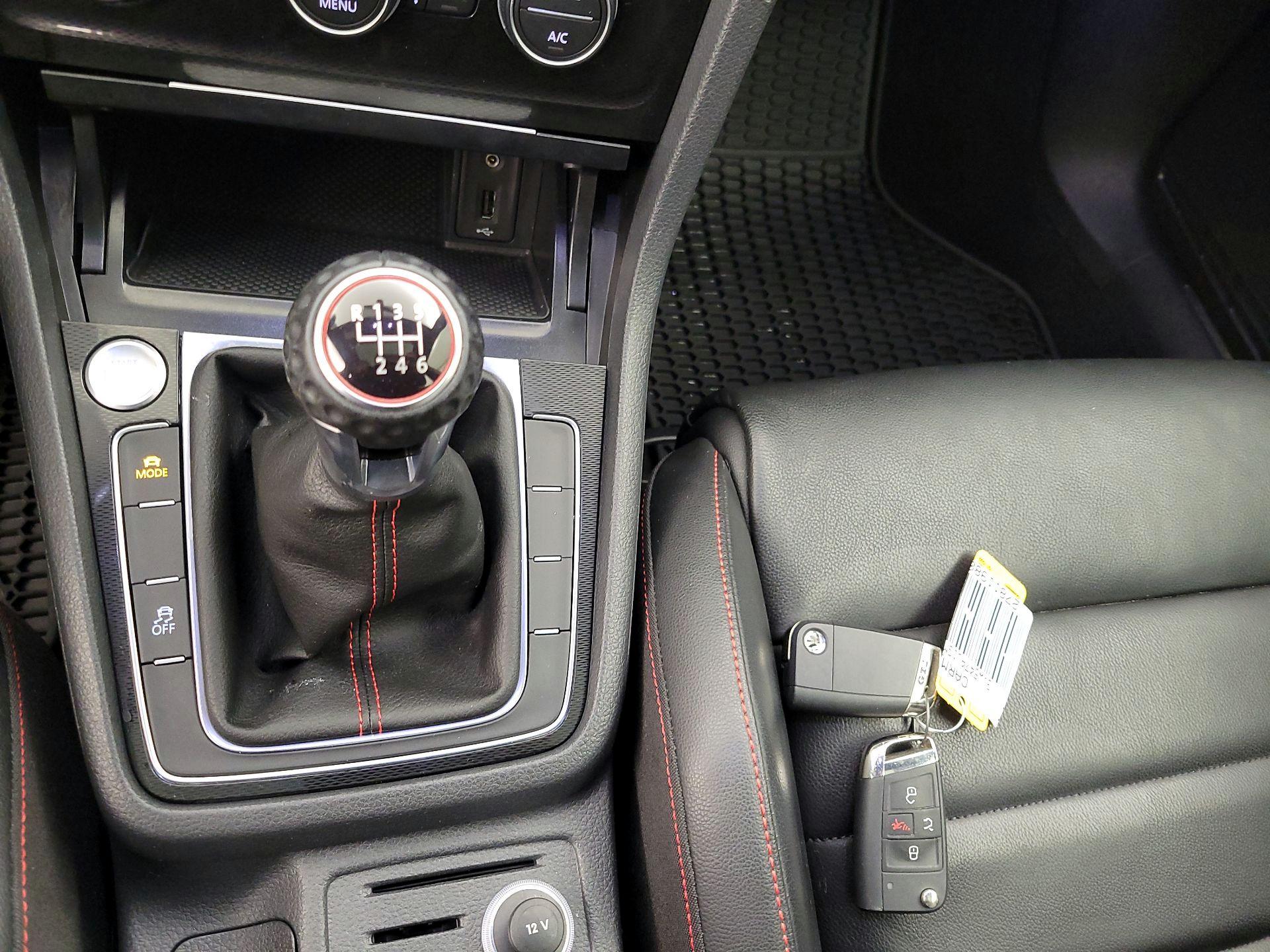 Thumbnail: 2016 Volkswagen Golf - 16