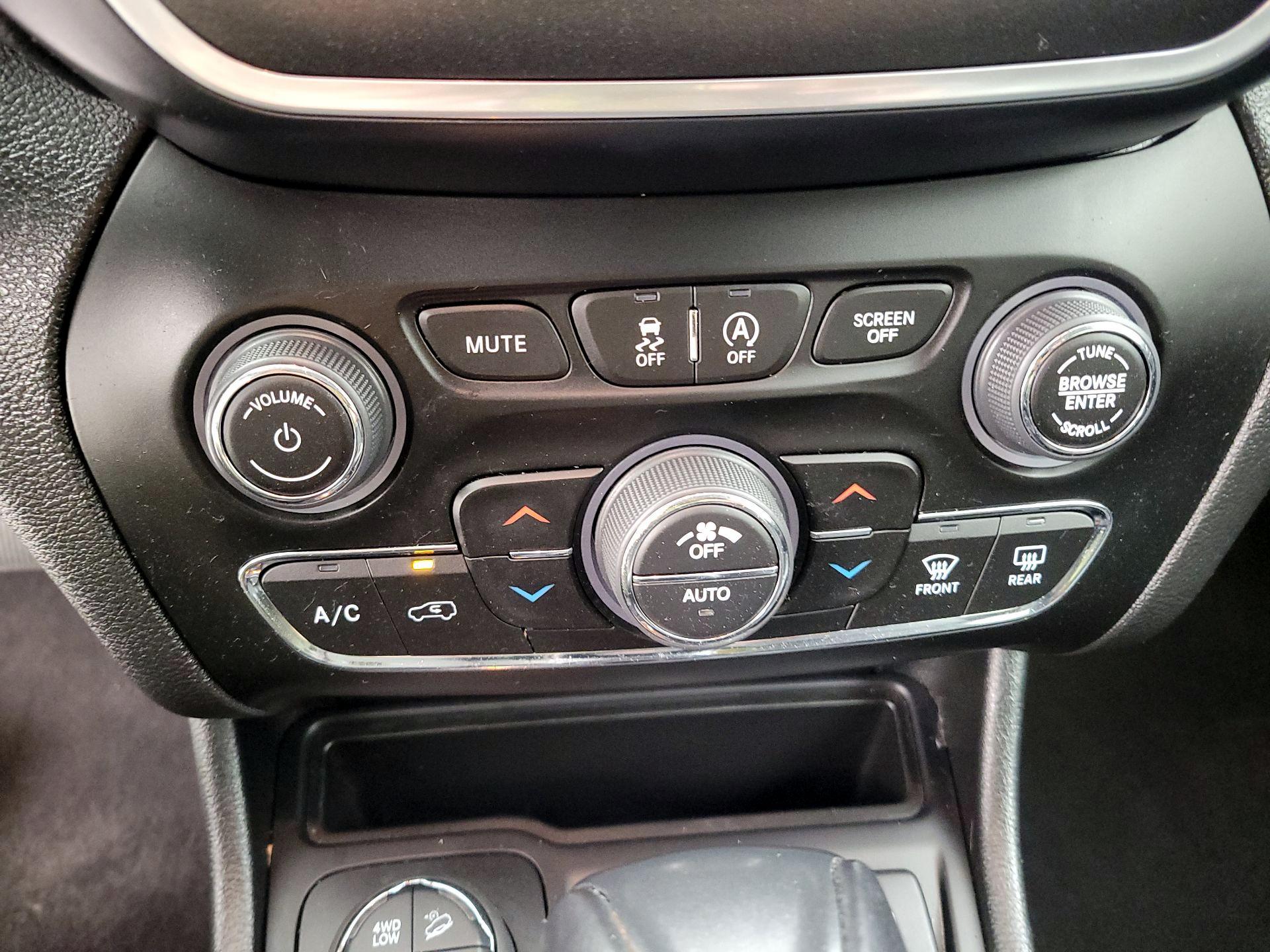 Thumbnail: 2022 Jeep Cherokee - 17