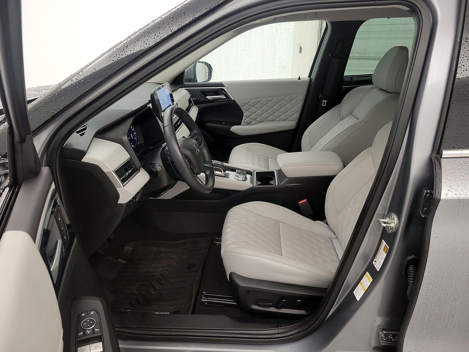 Thumbnail: 2023 Mitsubishi Outlander - 11