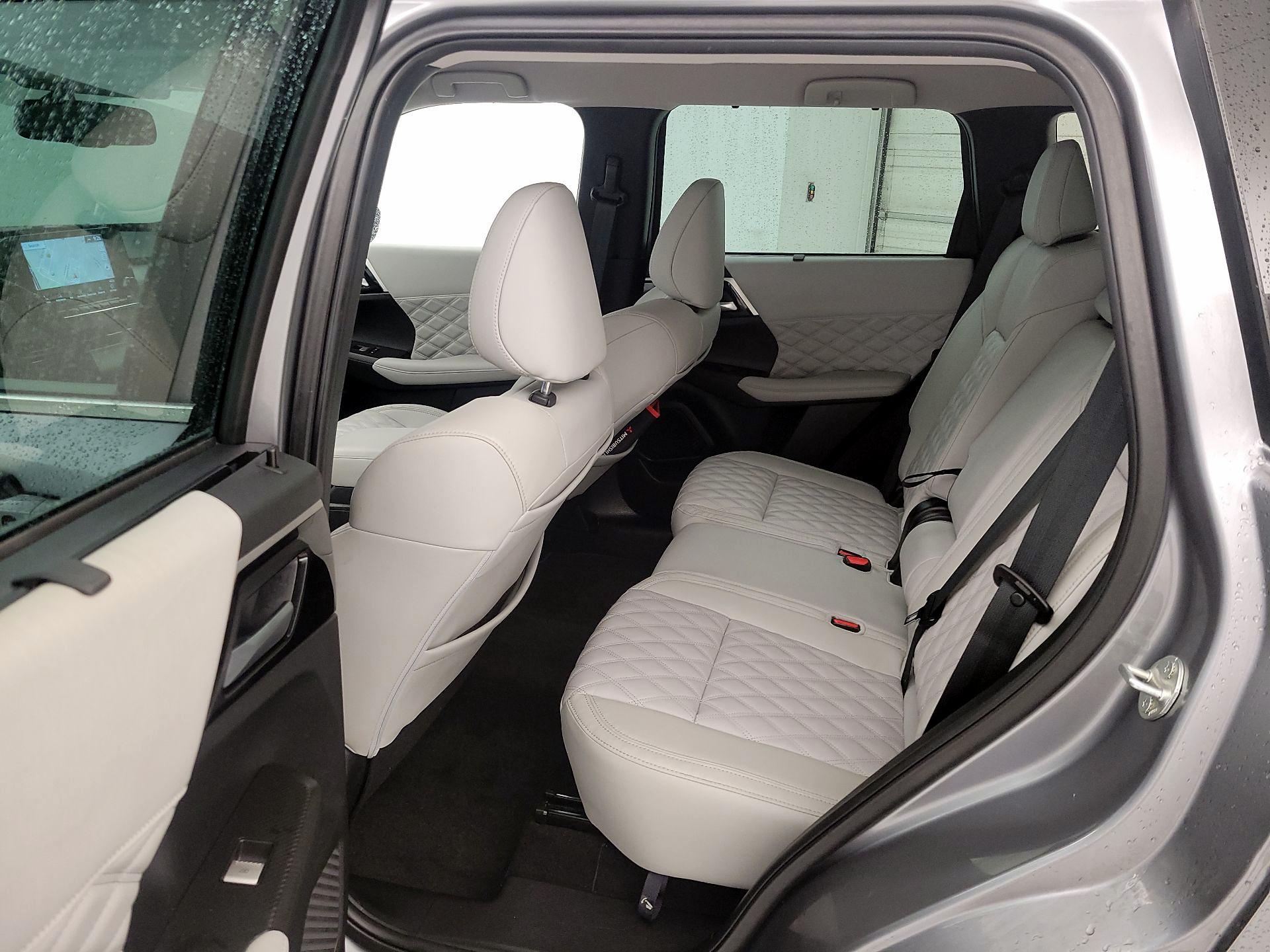 Thumbnail: 2023 Mitsubishi Outlander - 17