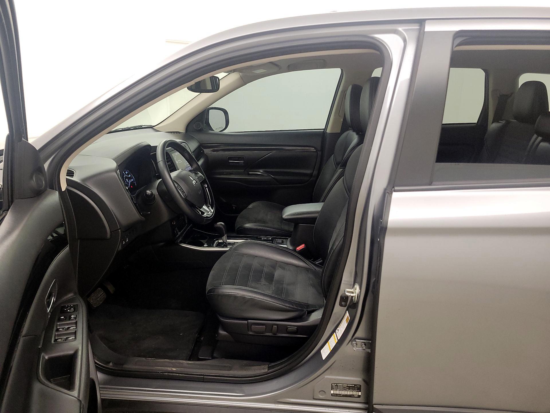 Thumbnail: 2020 Mitsubishi Outlander - 11